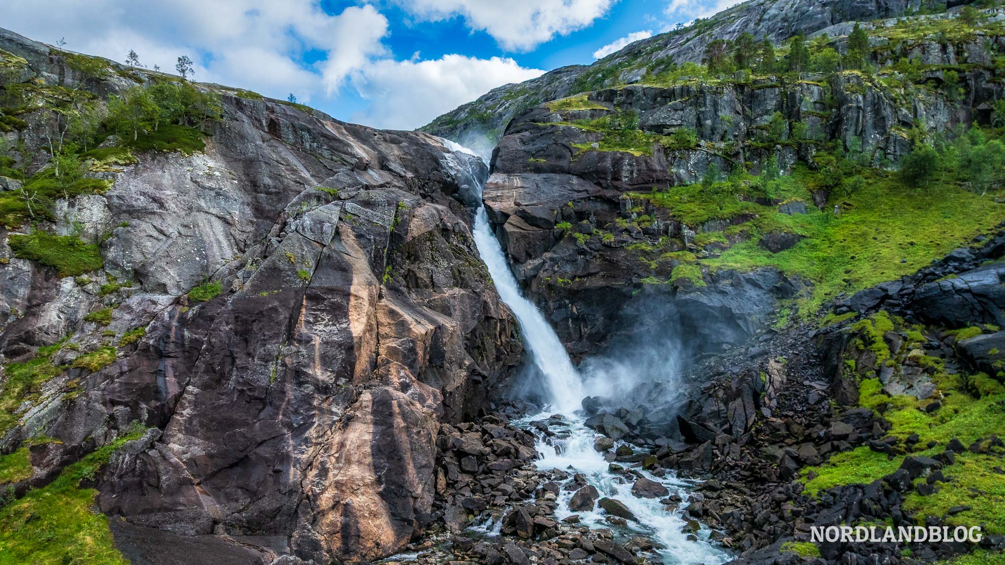Nykkjesoyfossen Tal der Wasserfaelle Wanderung Hardangerfjord
