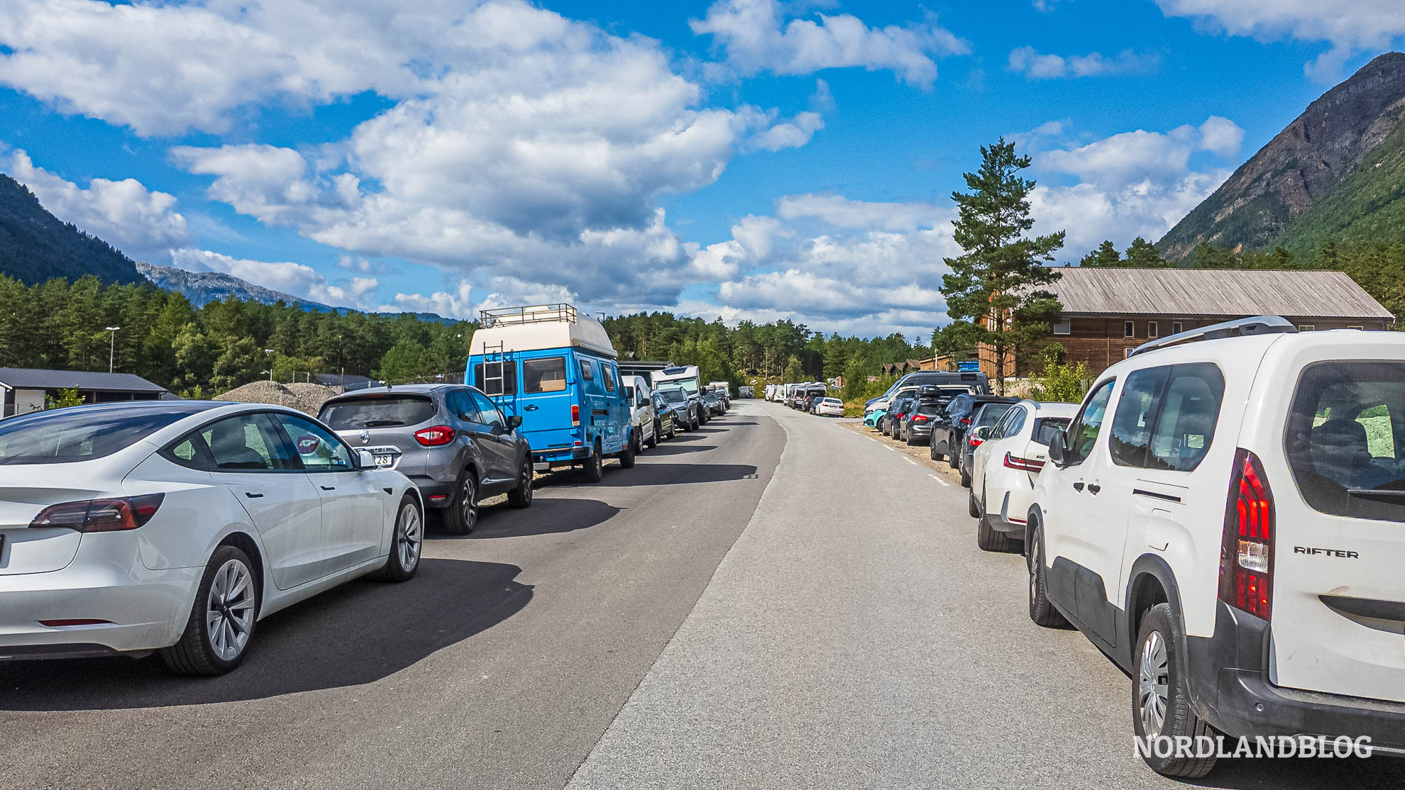 Parkplatz Husedalen Tal der Wasserfaelle in Norwegen