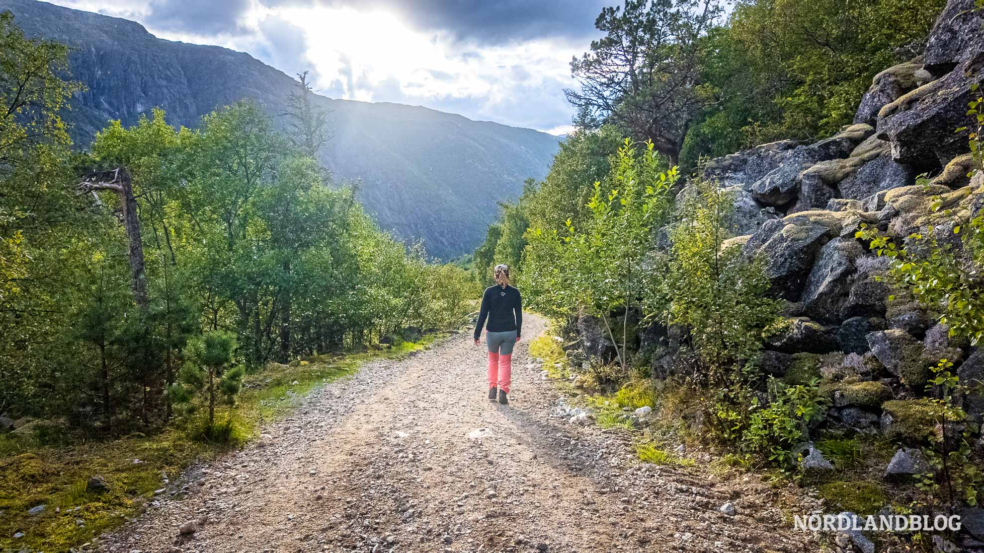 Rueckweg-Tal-der-Wasserfaelle-Wanderung-Hardangerfjord