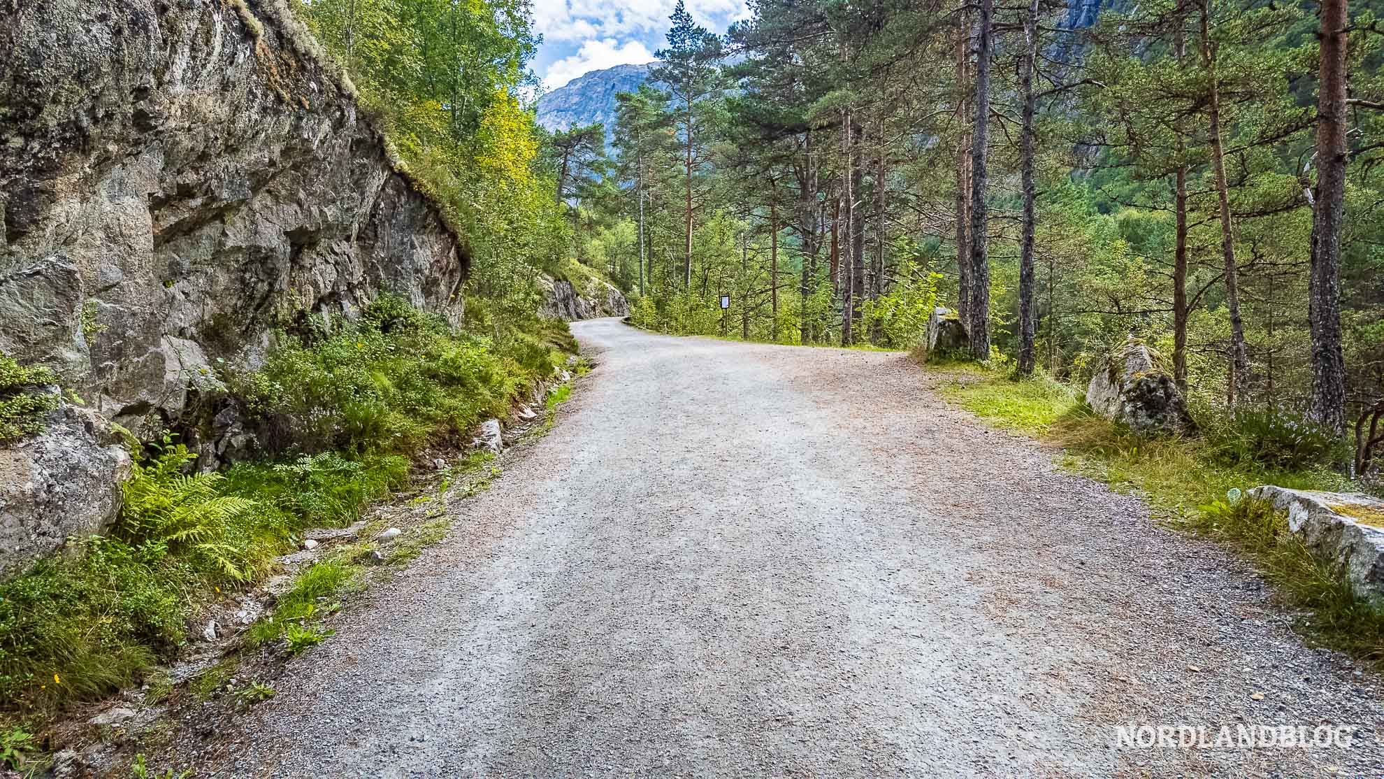 Traktorweg-Husdalen-Tal-der-Wasserfaelle-Wanderung-Hardangerfjord