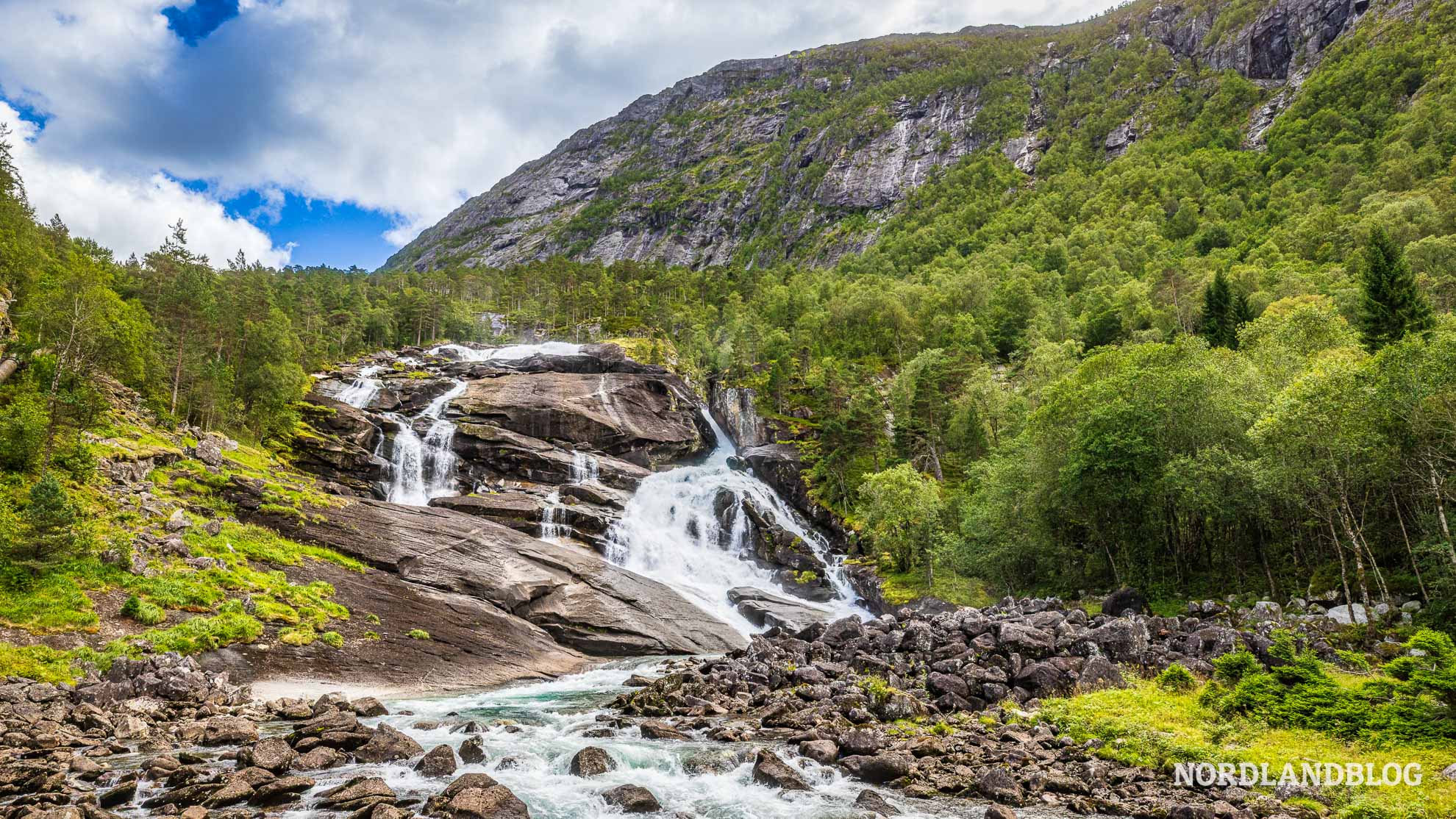 Tveitafossen Husedalen Tal der Wasserfaelle Wanderung Hardangerfjord