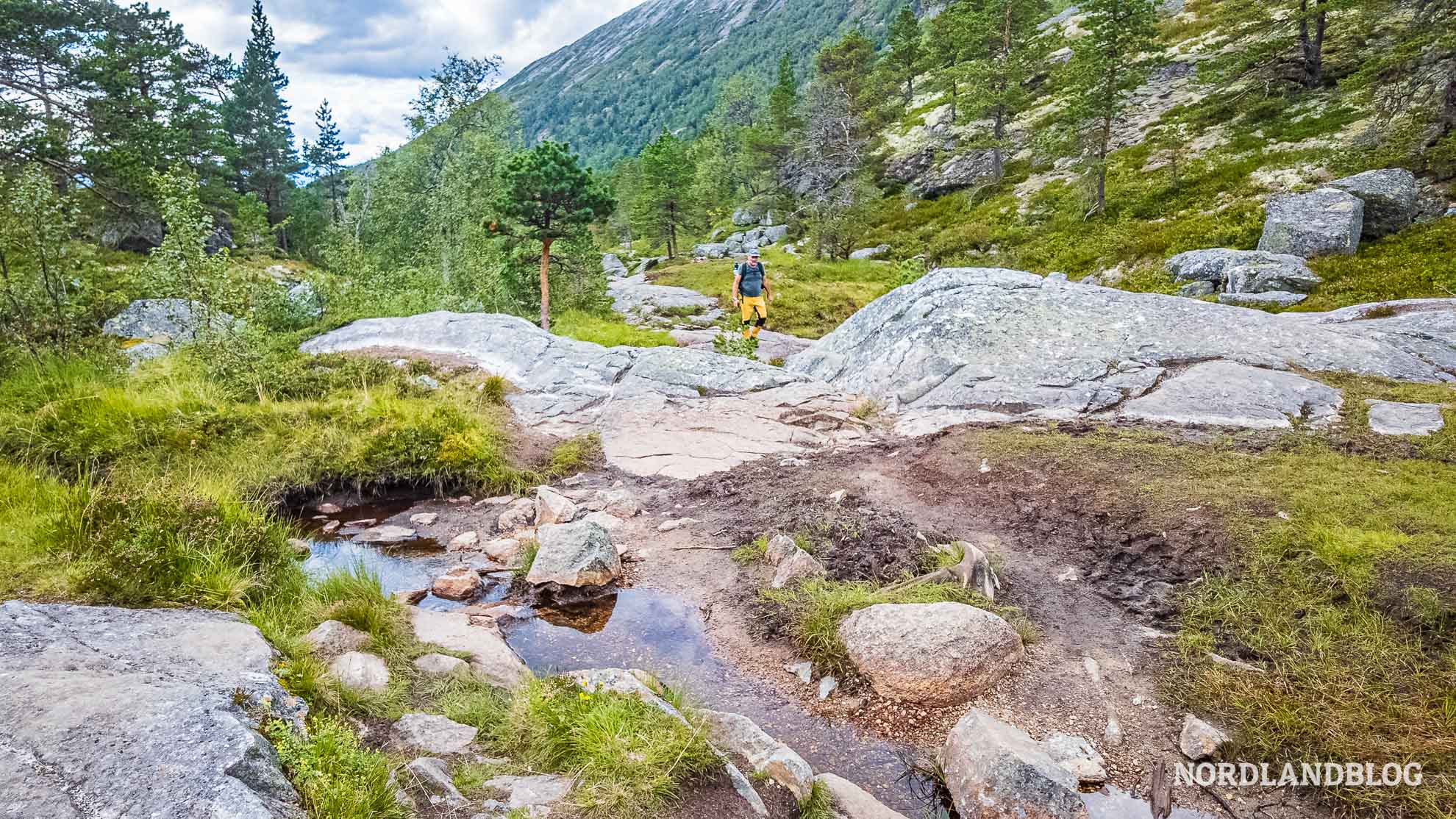 Vierte-Etappe-Husedalen-Tal-der-Wasserfaelle-Wanderung-Hardangerfjord