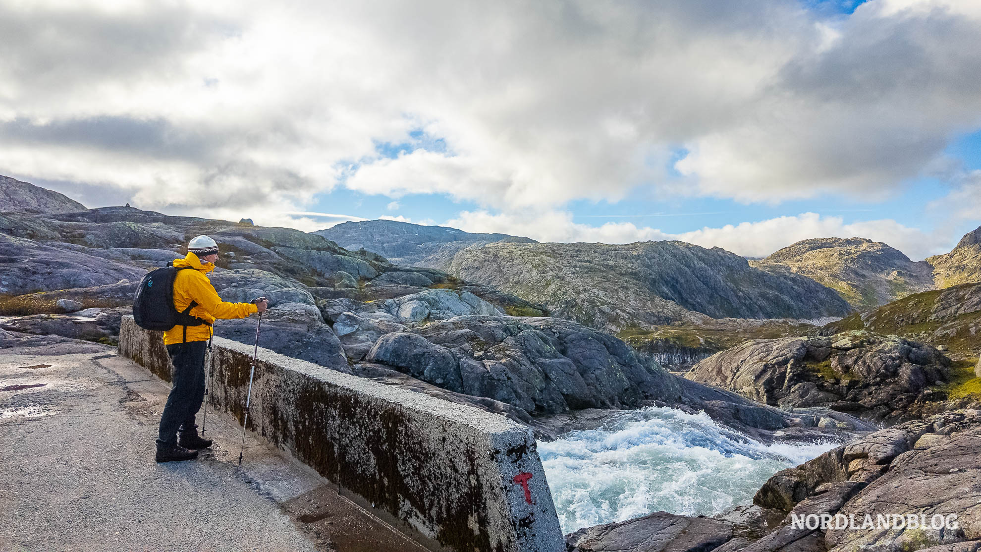 Weg-Bruecke-Svelgabreen-Wanderung-Gletscher