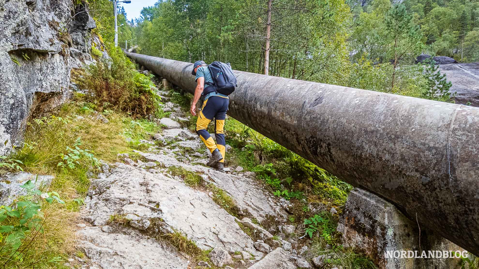 Weg-Fallrohr-Husedalen-Tal-der-Wasserfaelle-Wanderung-Hardangerfjord