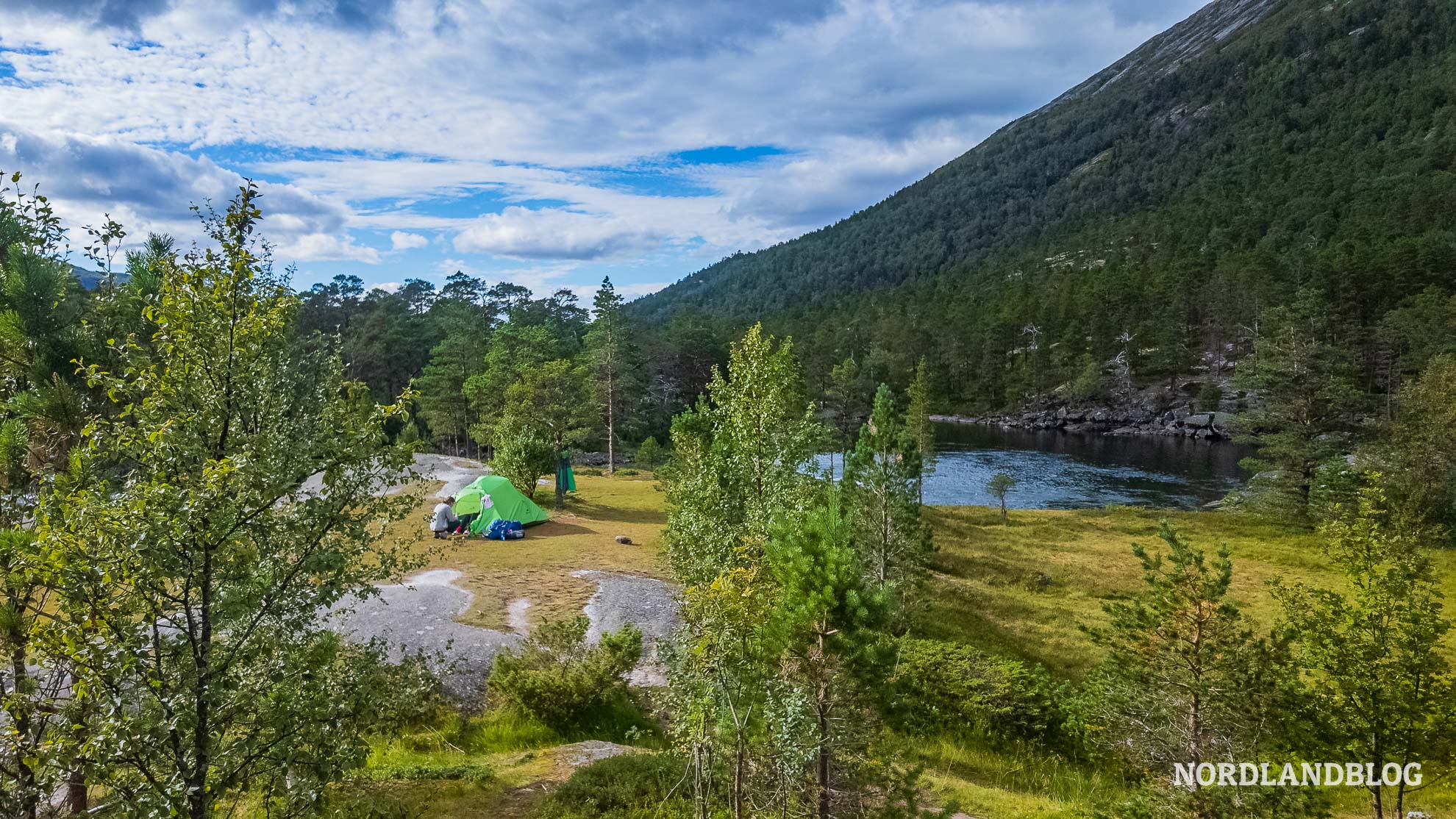Zelten-Alm-Nykkjesoyfossen-Husedalen-Tal-der-Wasserfaelle-Wanderung-Hardangerfjord