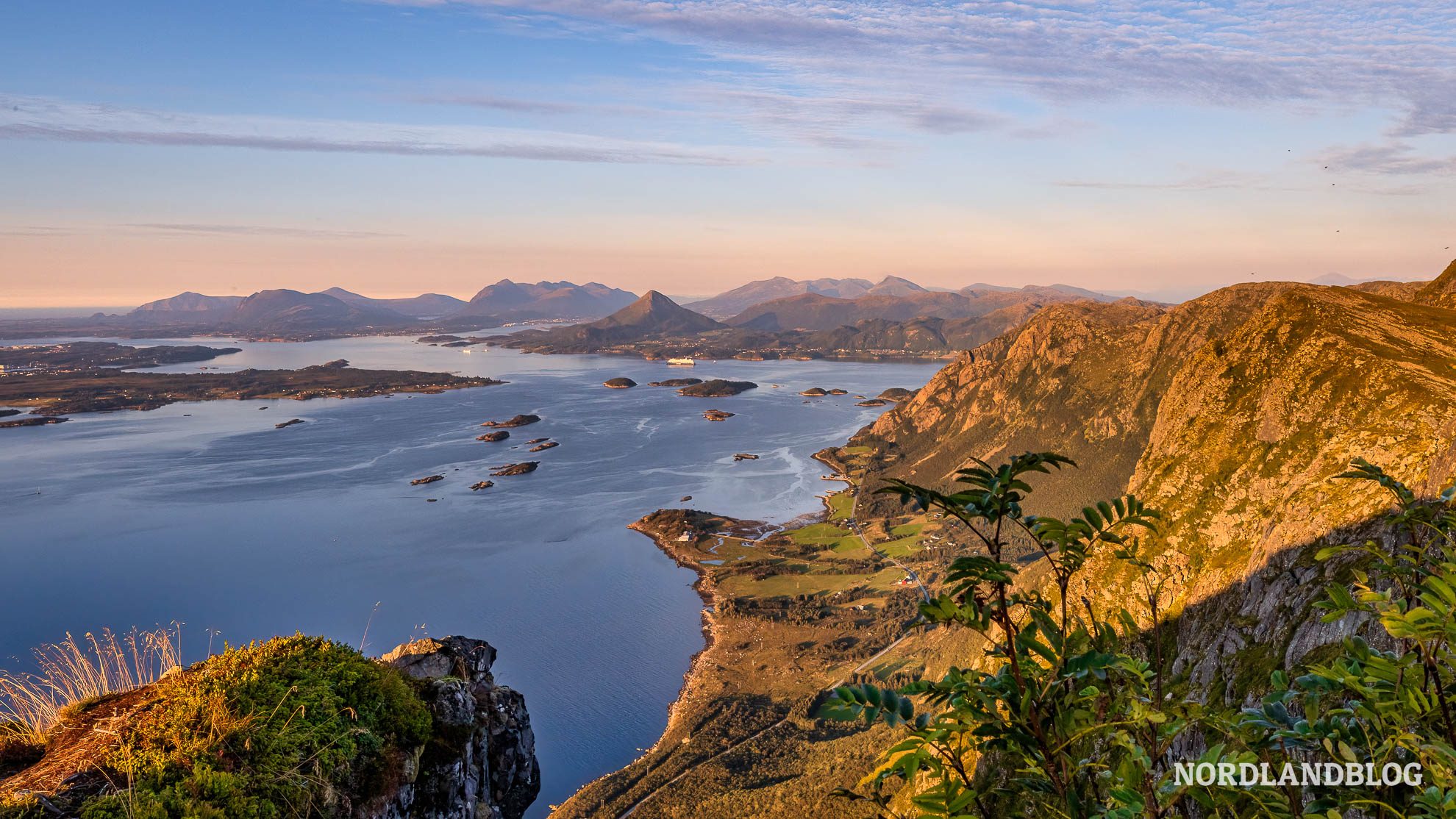 Aussicht auf die Inselwelt, Wanderung Midsundtrappene Rorsethornet