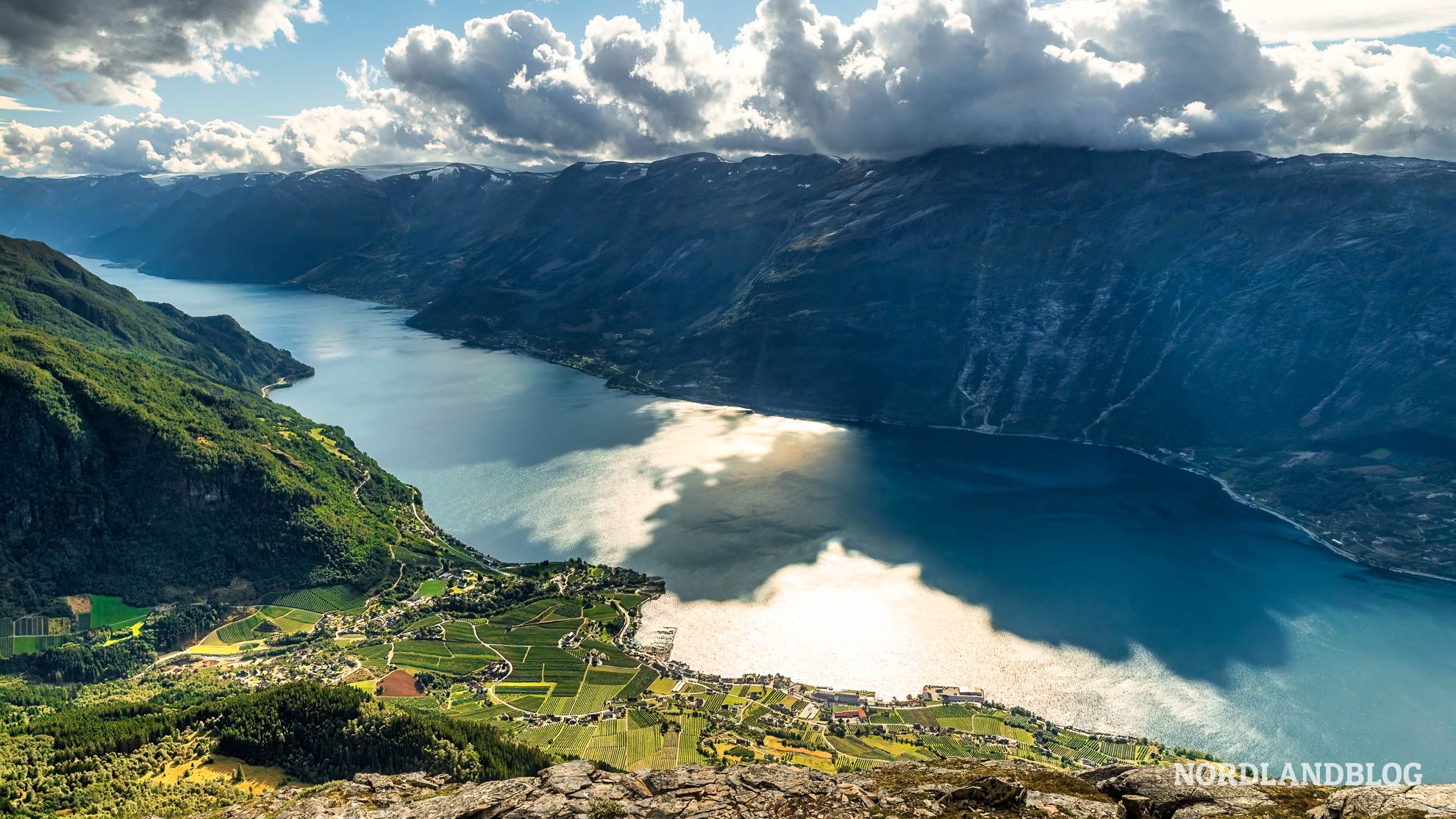Blick auf Lofthus Wanderung Dronningstien Hardangerfjord