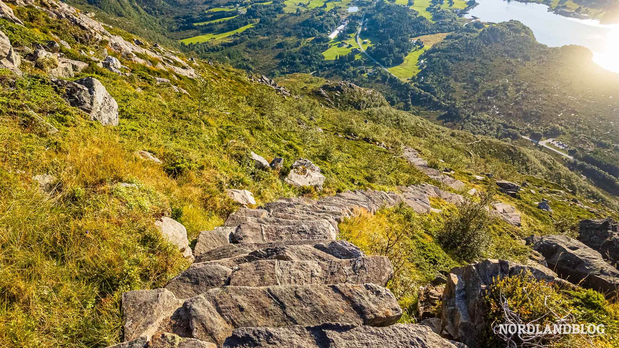 Blick-nach-unten-Wanderung-Midsundtrappene-Rorsethornet
