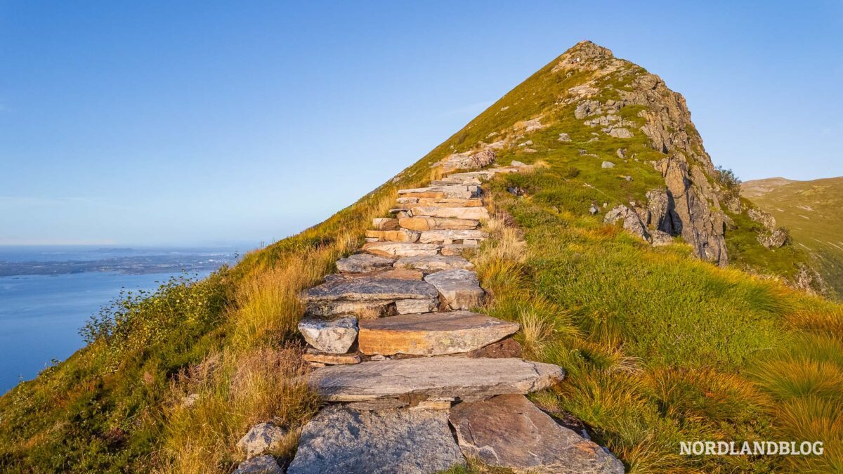 Blick-zum-Gipfel-Wanderung-Midsundtrappene-Rorsethornet