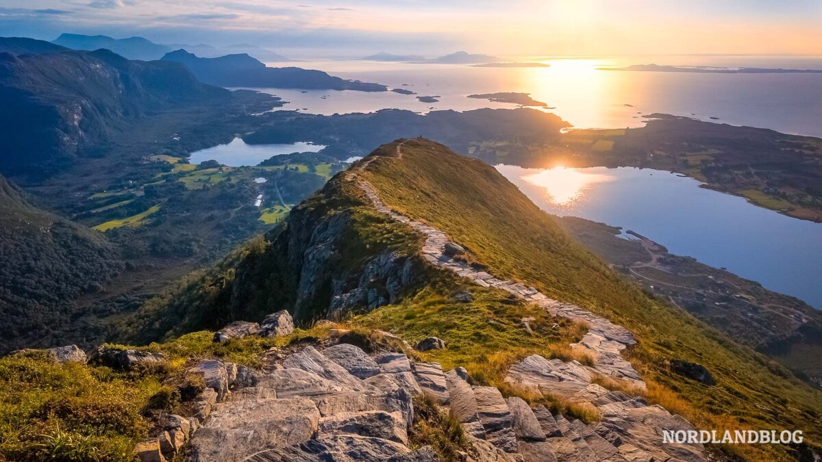 Blick-zuruck-Wanderung-Midsundtrappene-Rorsethornet
