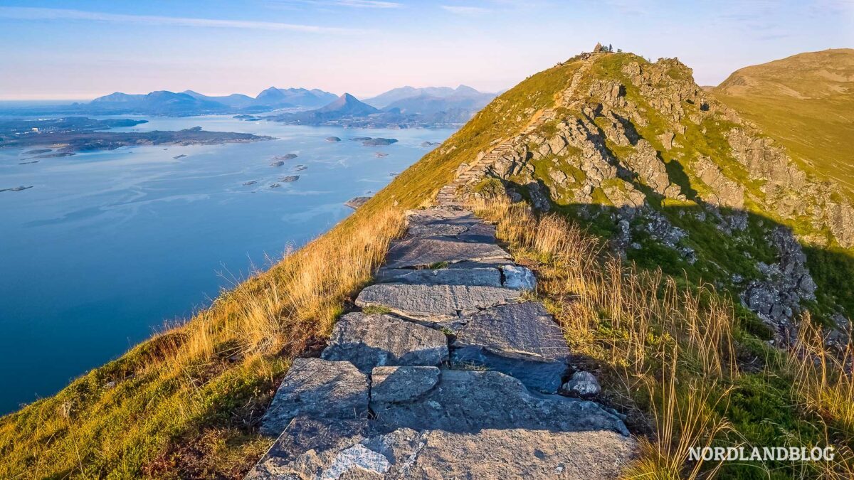 Der-schmale-Grat-zum-Gipfel-Wanderung-Midsundtrappene-Rorsethornet