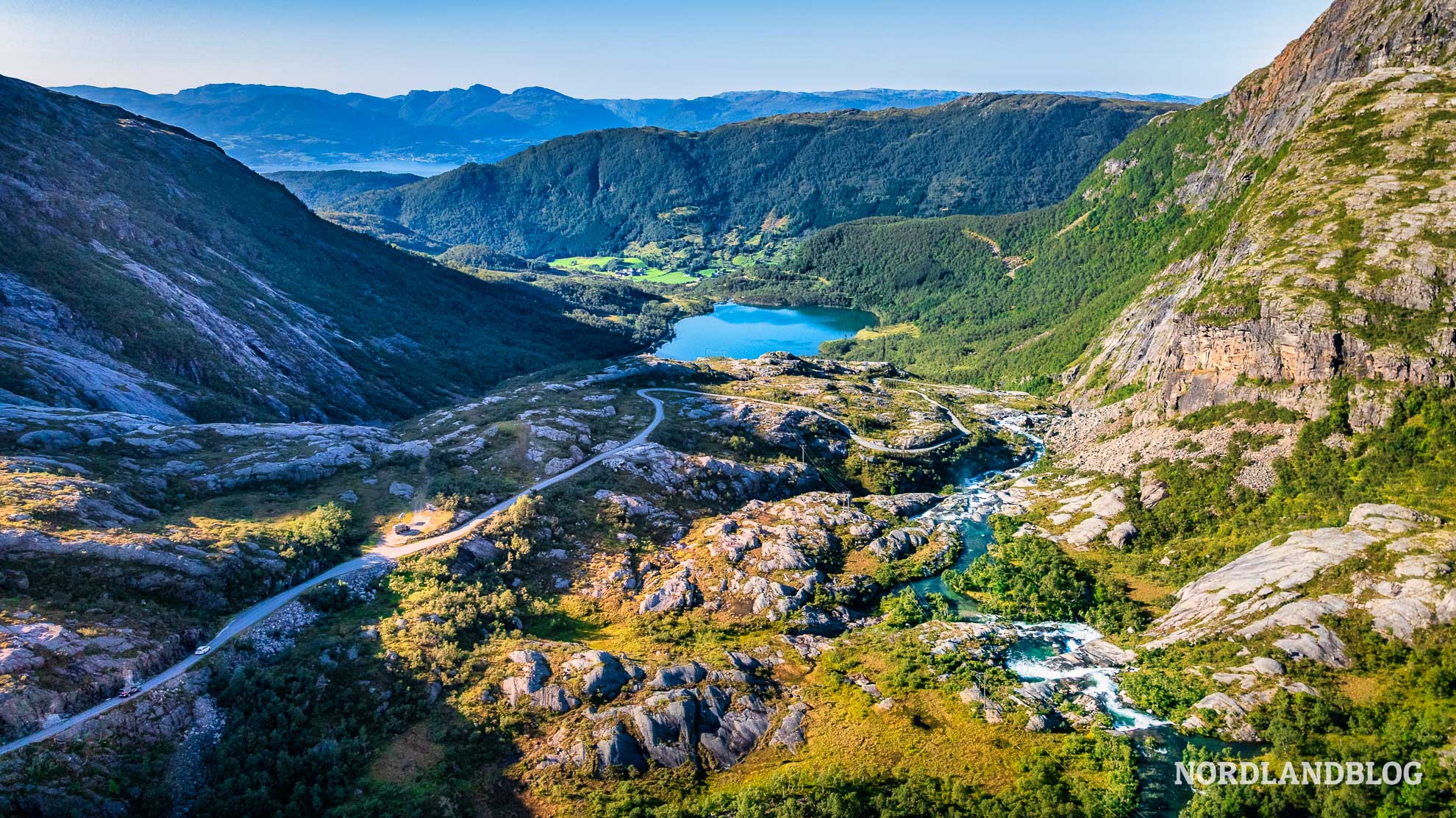 Drohne Strassenverlauf Folgefonna Gletscherstrasse Hardangerfjord
