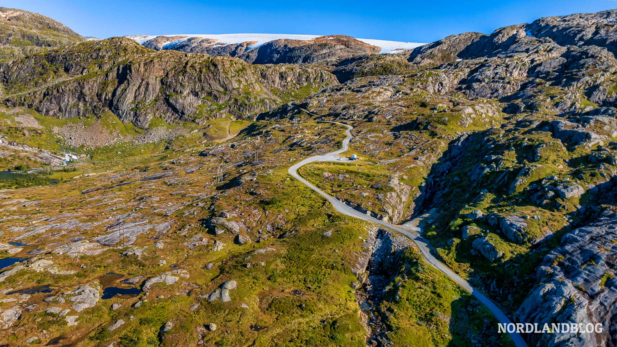 Drohne Strassenverlauf zum Folgefonna Gletscherstrasse Hardangerfjord