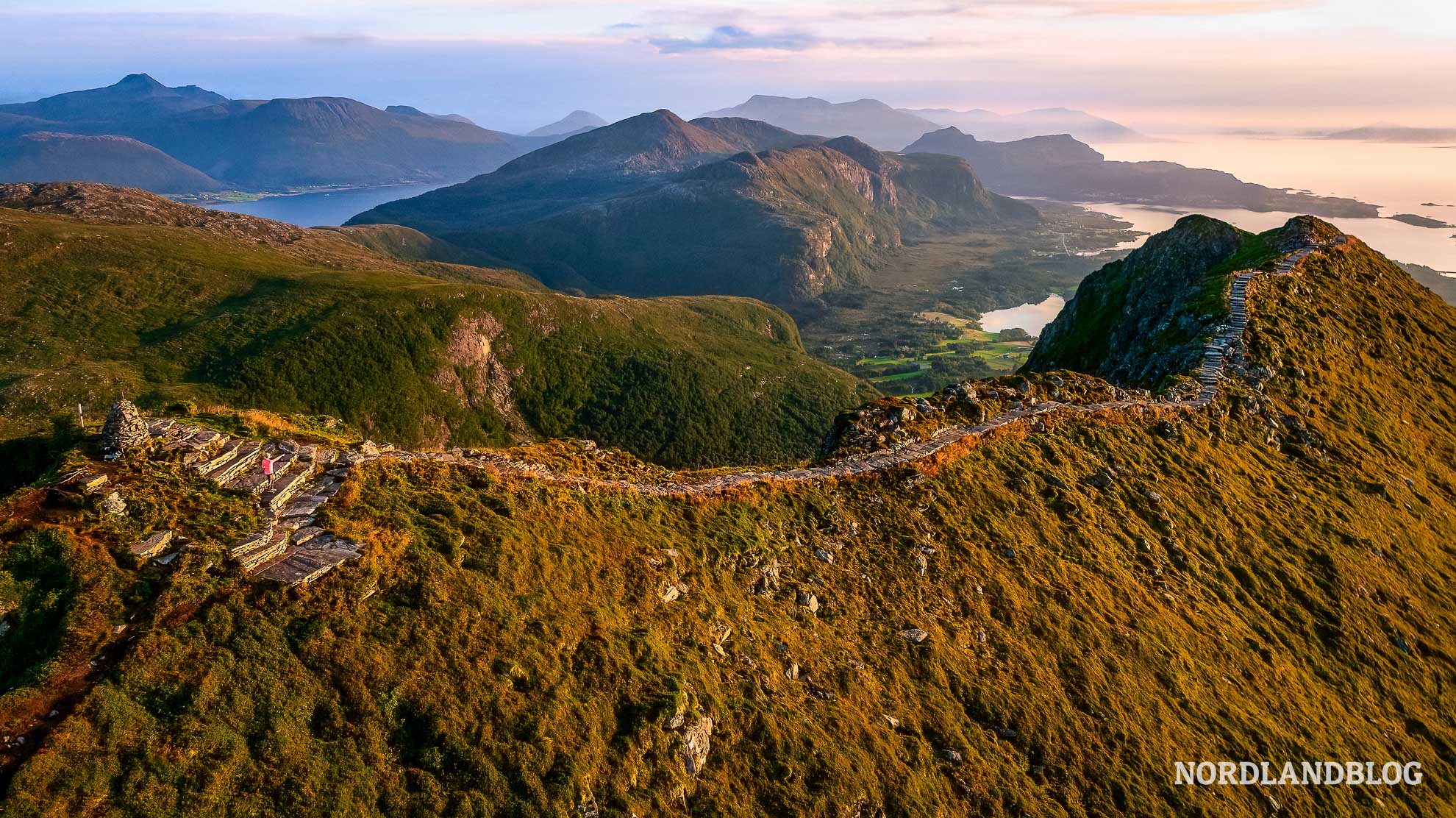 Drohnenaufnahme Midsundtrappene Rorsethornet