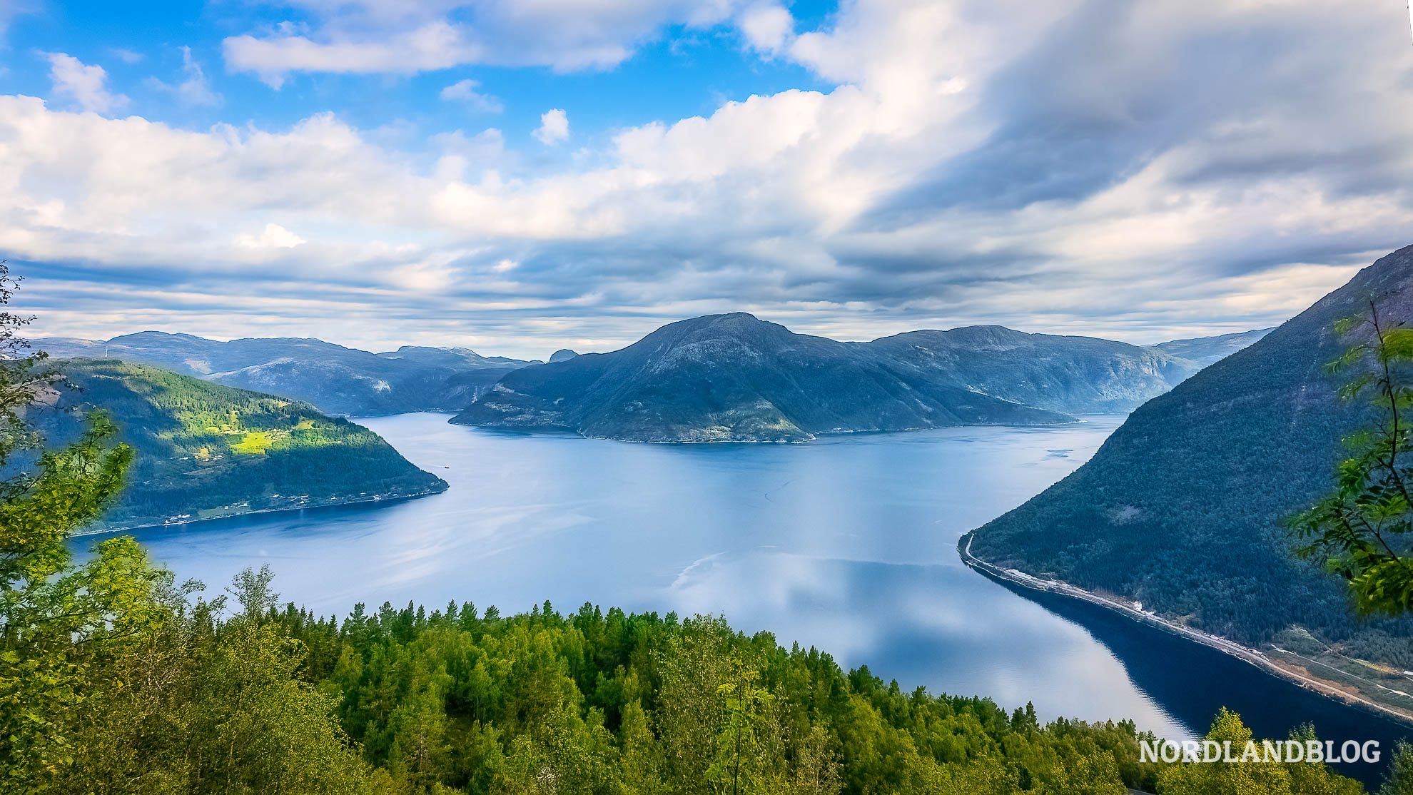 Fjordaussicht-bei-der-Wanderung-entlang-des-Dronningstien