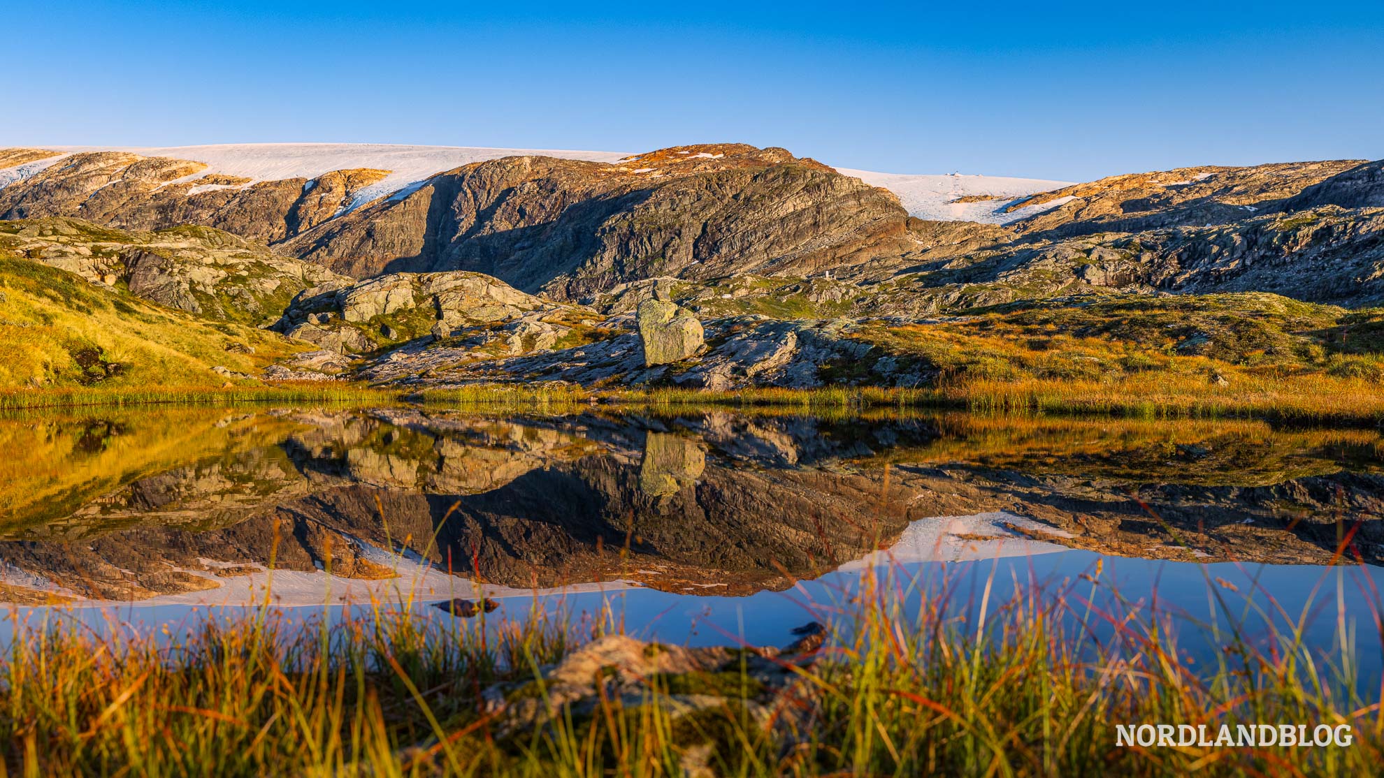 Spiegelung Bergsee Folgefonna Gletscherstrasse Hardangerfjord