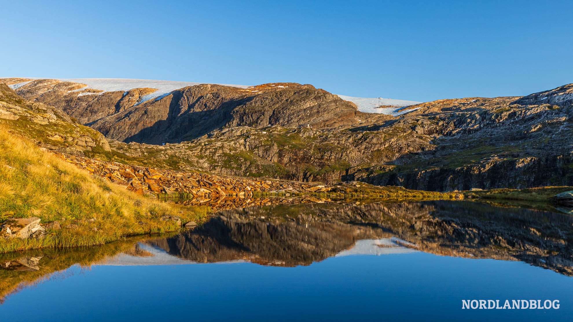 Spiegelung Gletschersee Folgefonna Gletscherstrasse Hardangerfjord