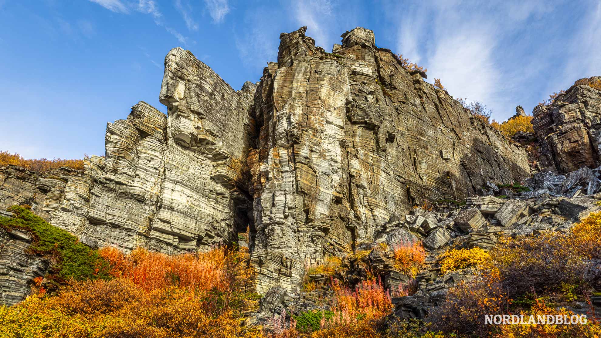 Simaskaret Porsangerfjord Finnmark Nordnorwegen Felsen im Herbstlicht