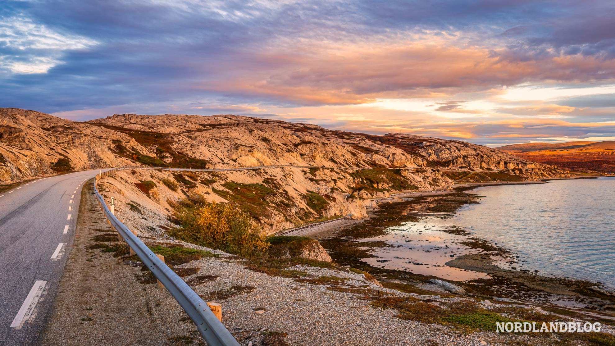 Strasse am Porsangerfjord Finnmark Nordnorwegen