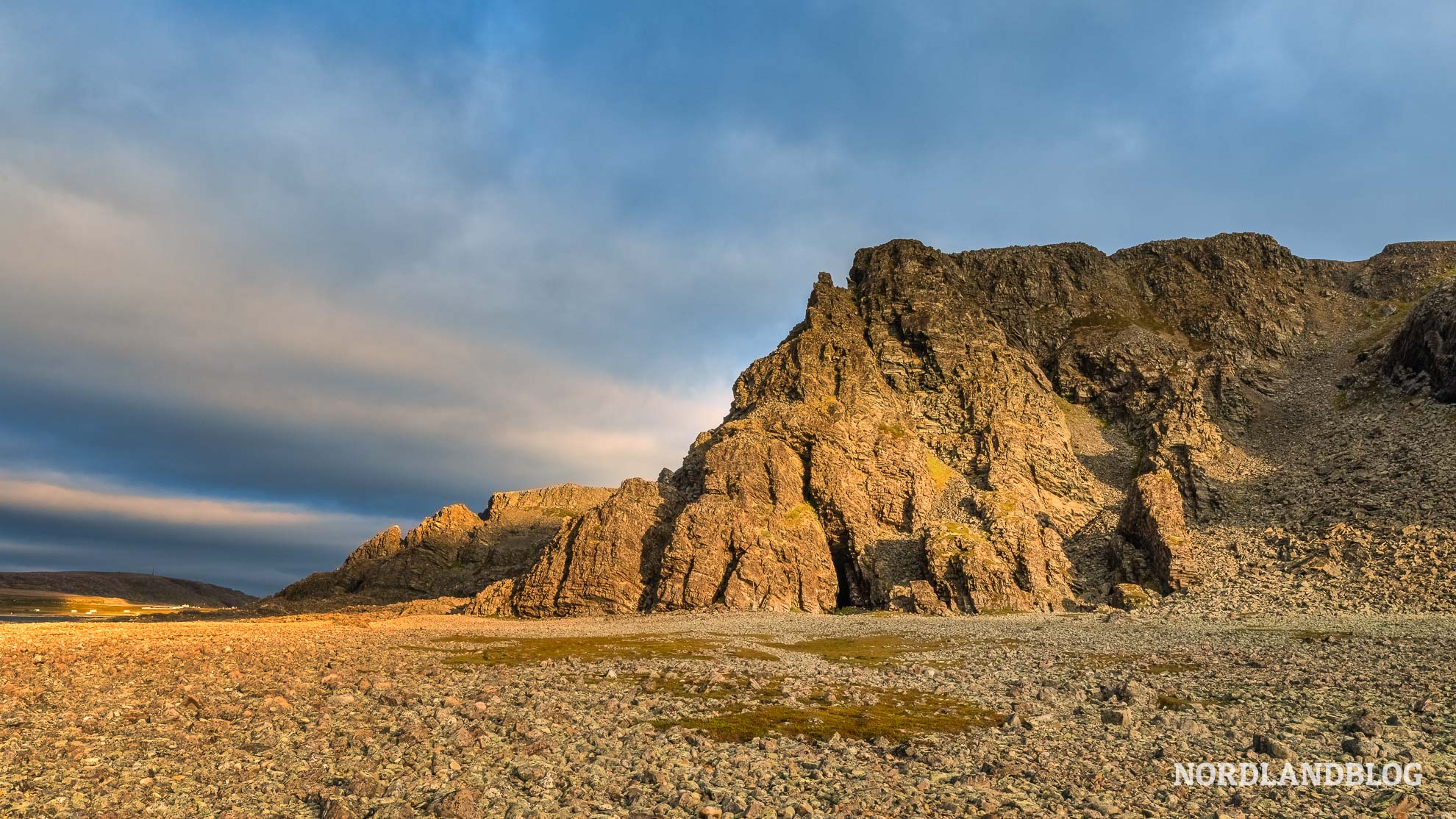 Blick zur Grotte Ovn Sjavika Hamningberg Finnmark Norwegen