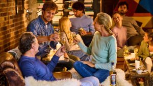 In-geselliger-Runde-(c)ANORA-LINIE-Aquavit.