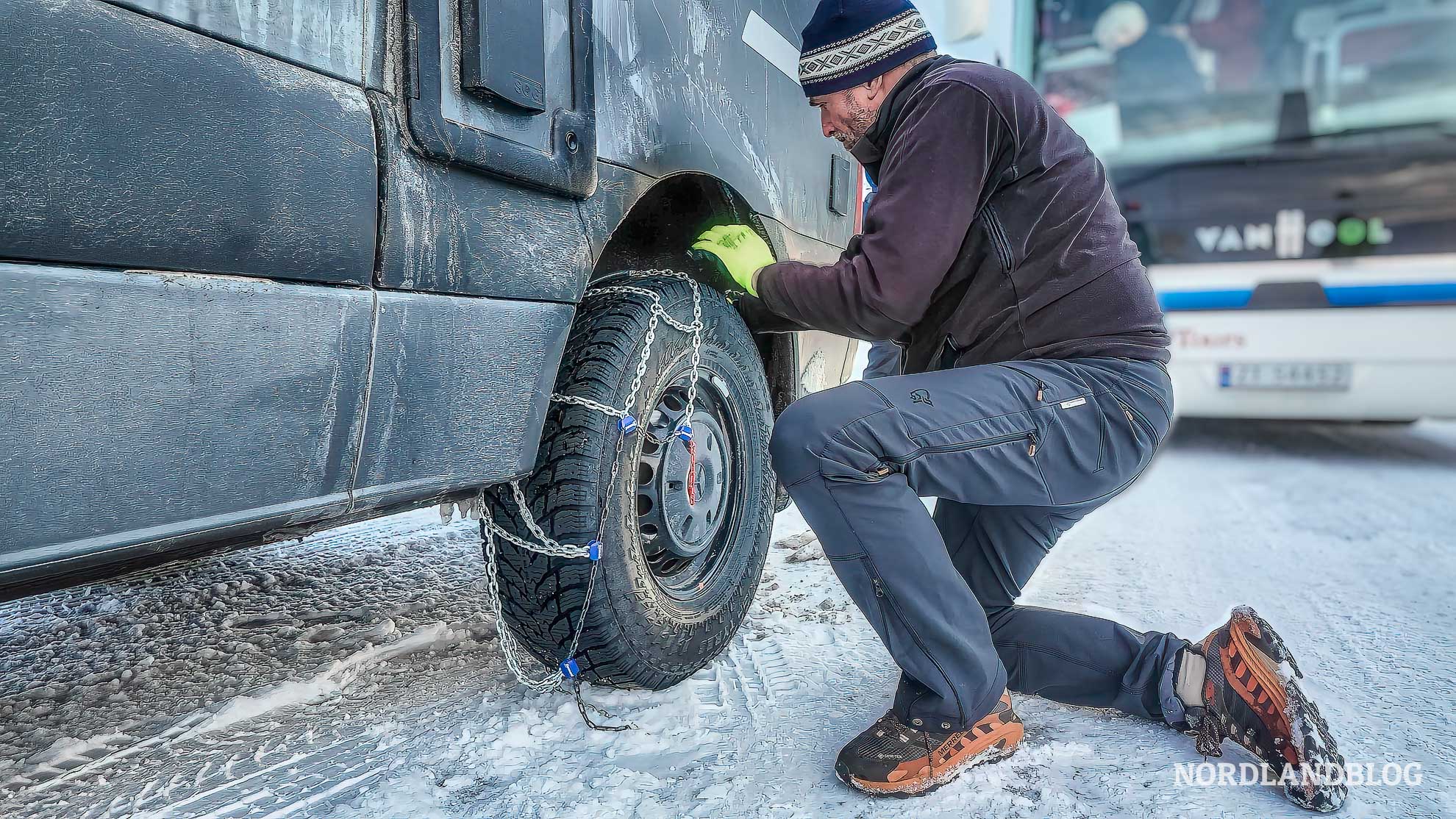 Schneeketten aufziehen Wintercamping Wohnmobil Skandinavien Norwegen