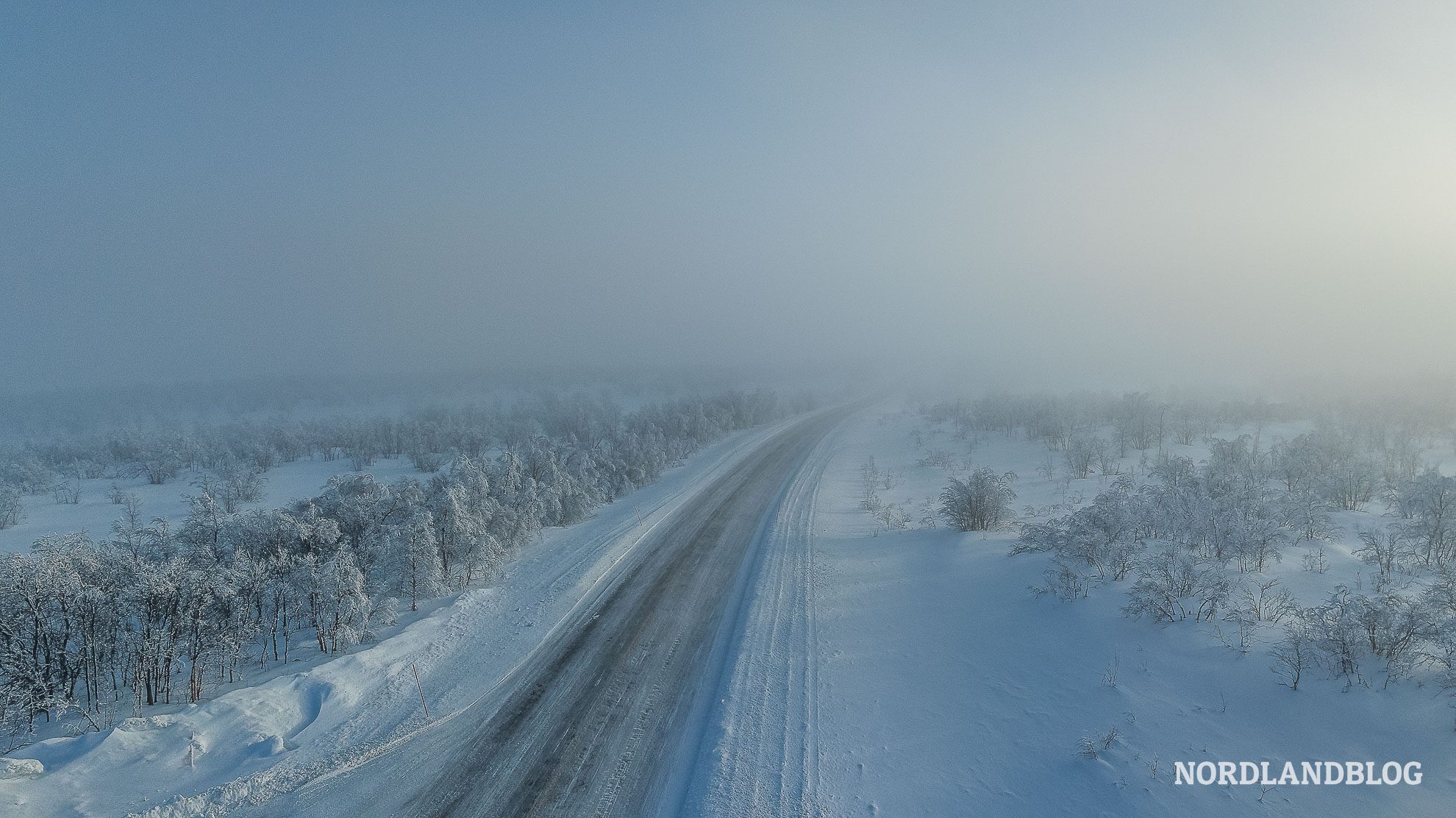 Winterstrasse Lappland im Nebel Skandinavien Winterziele