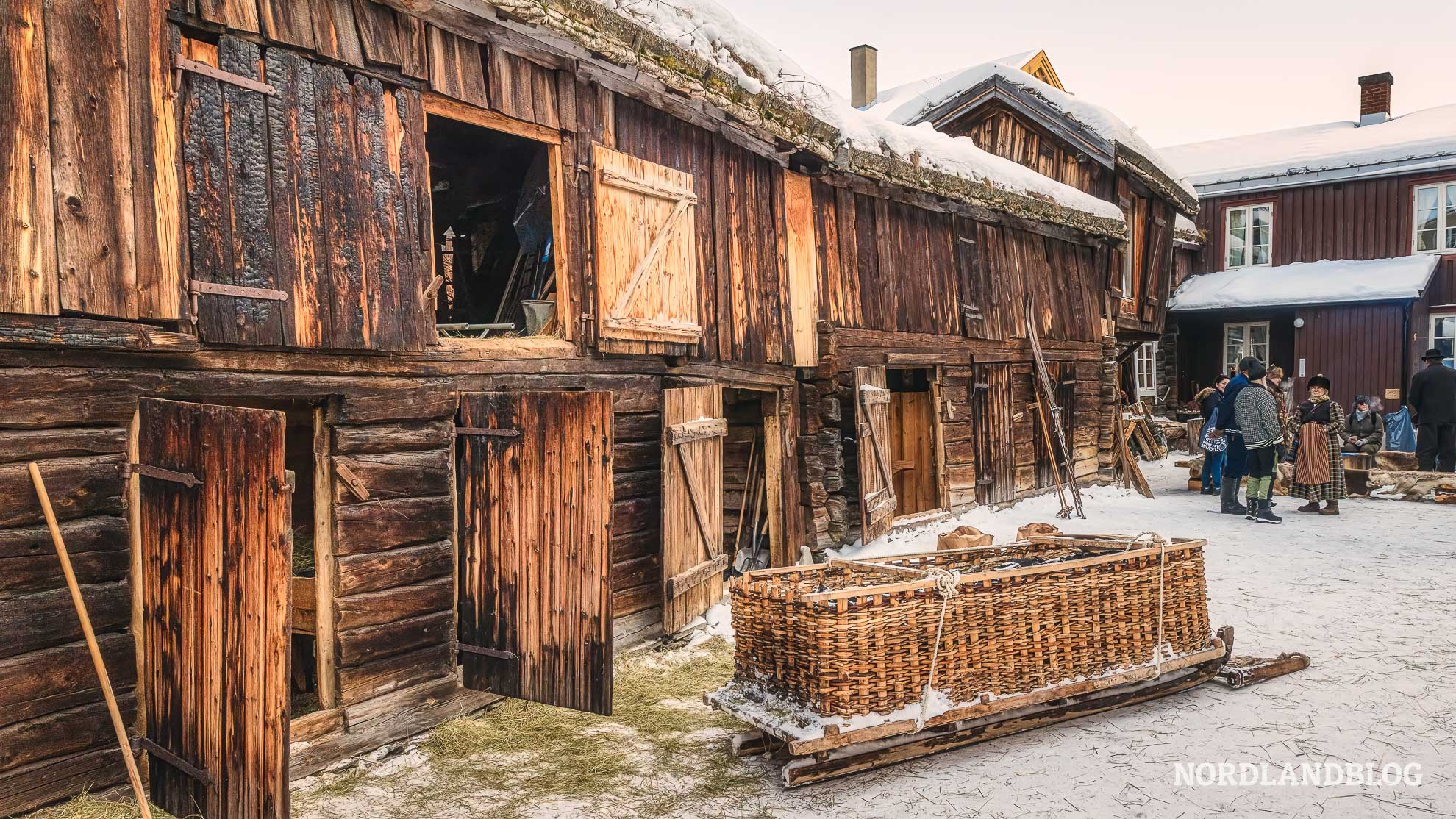 Blick in einen Hinterhof, Wintermarkt in Roros