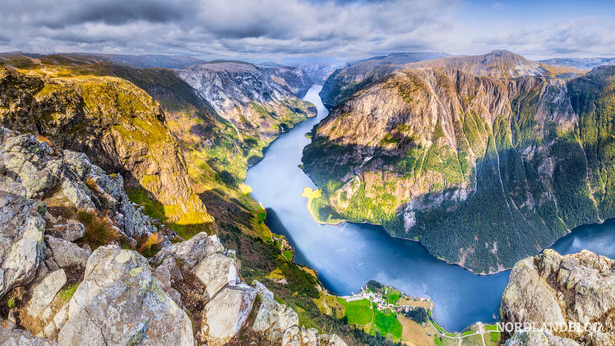 Blick vom Bakkanosi Wanderung Norwegen Naeroyfjord