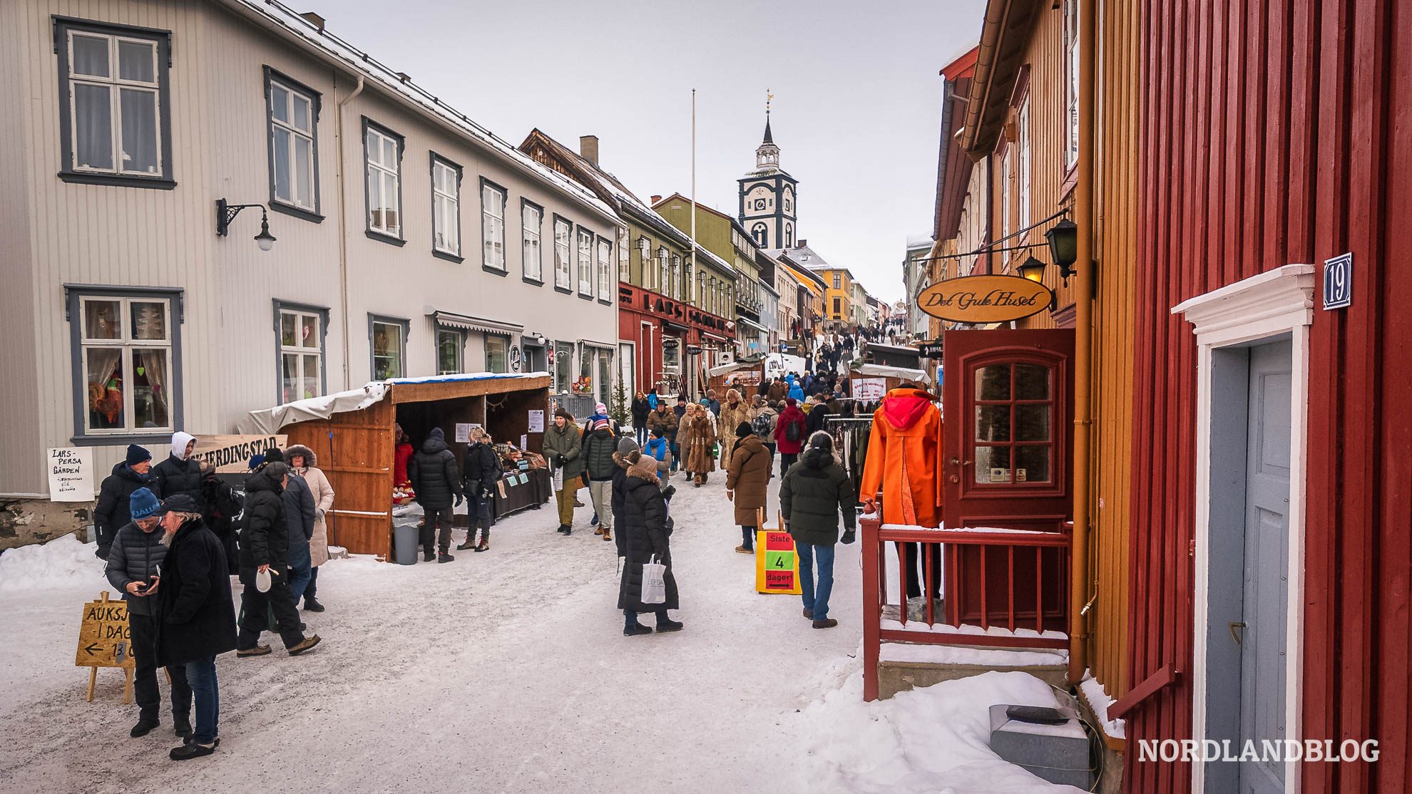 Markttreiben in der Hauptstraße von Roros