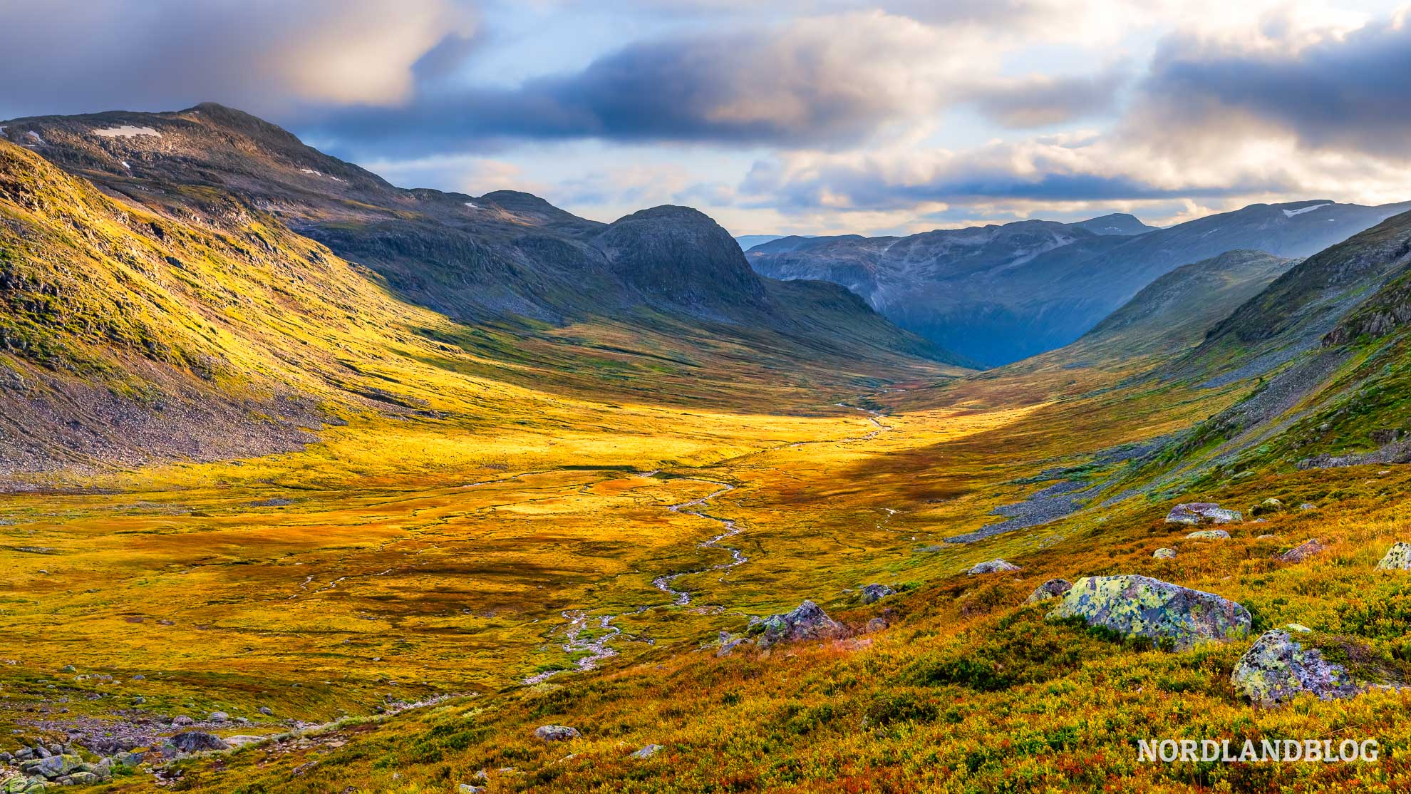 Hochtal Bakkanosi Wanderung Norwegen Naeroyfjord