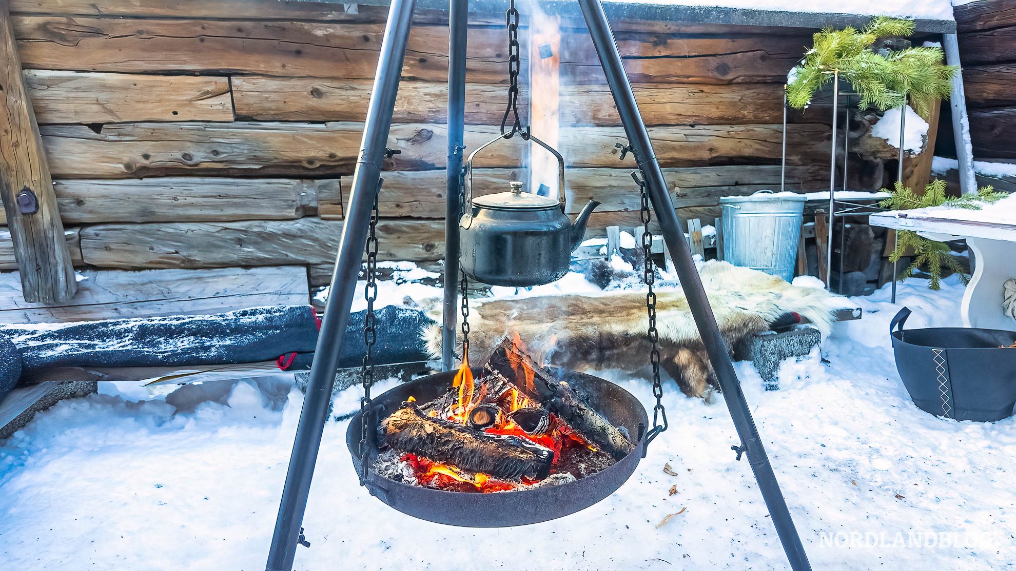 Feuerstelle mit Kaffee auf einen alten Bauernhof in Roros