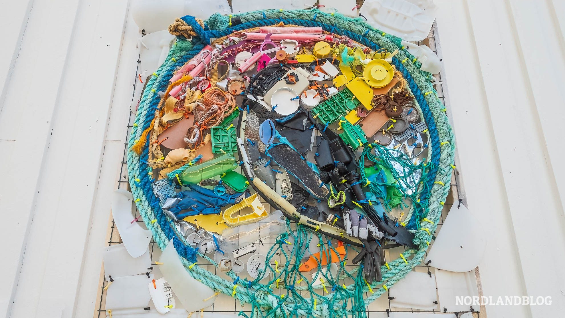 Plastik im Meer Installation Honningsvag Nordkapp Norwegen