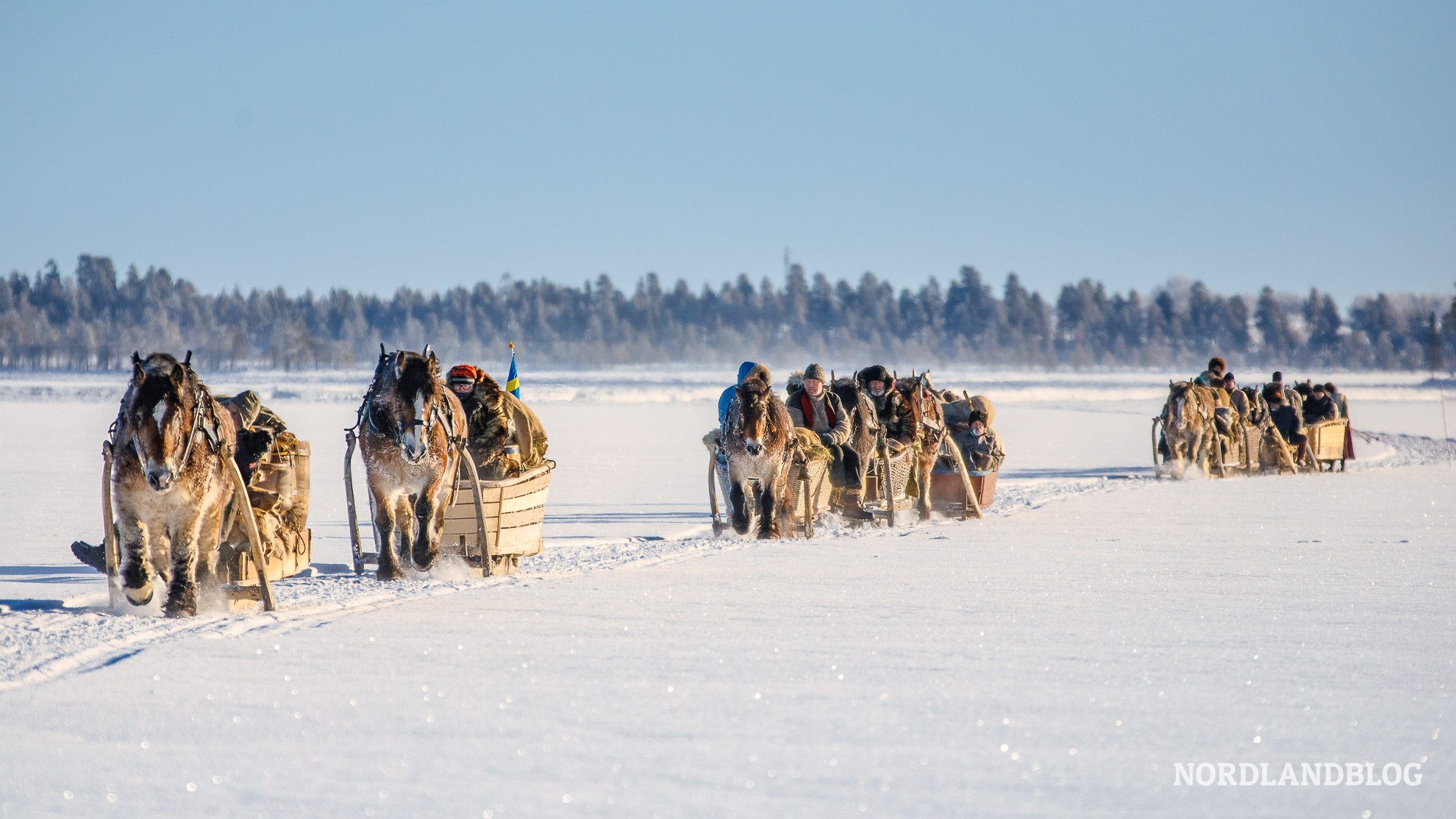 Schlittenkaravane auf einem zugefrorenen See
