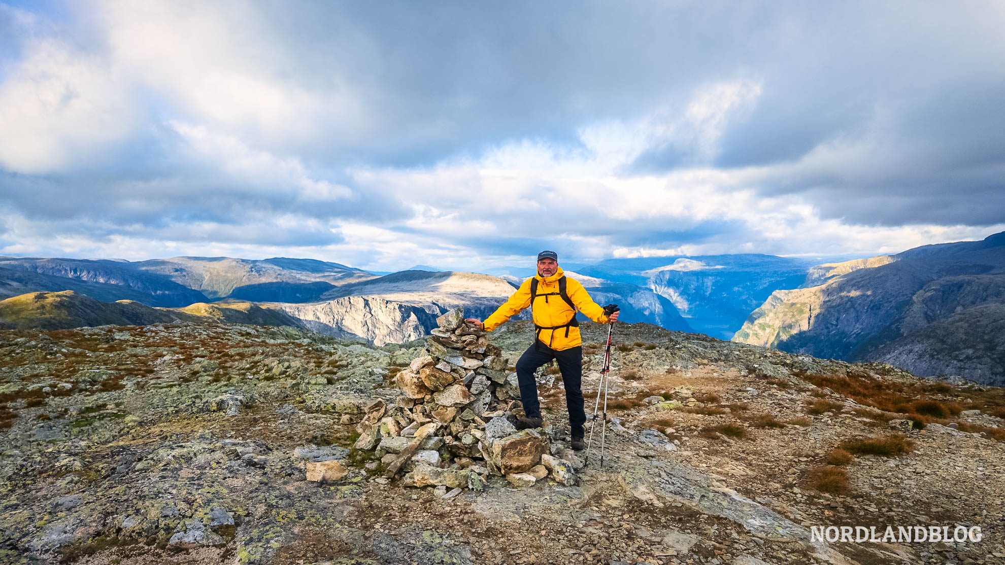 Sirko-an-der-Gipfelpyramide-Bakkanosi-Norwegen