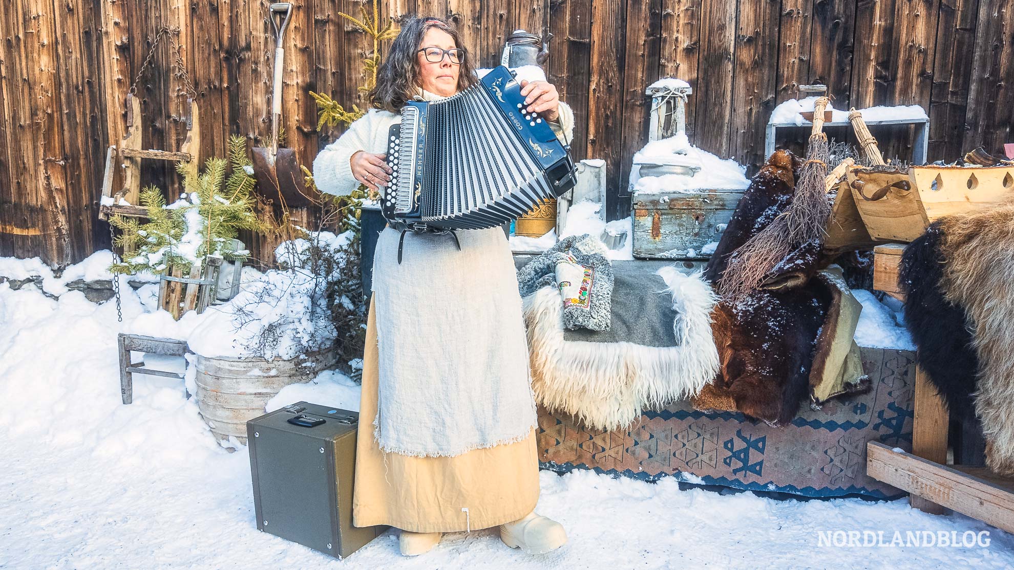Volkslieder erklingen auf den Hinterhöfen in Roros