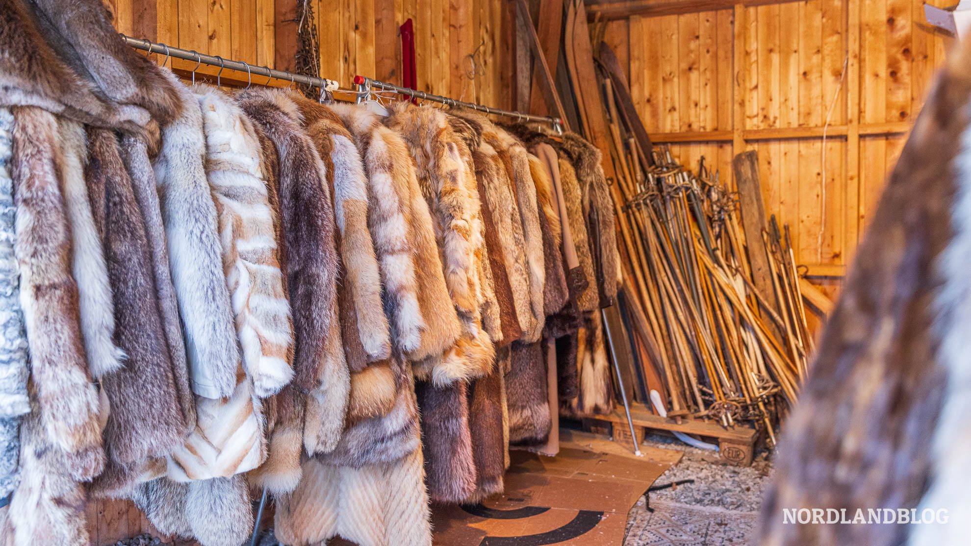 Verkauf von Pelzmänteln, Wintermarkt in Roros