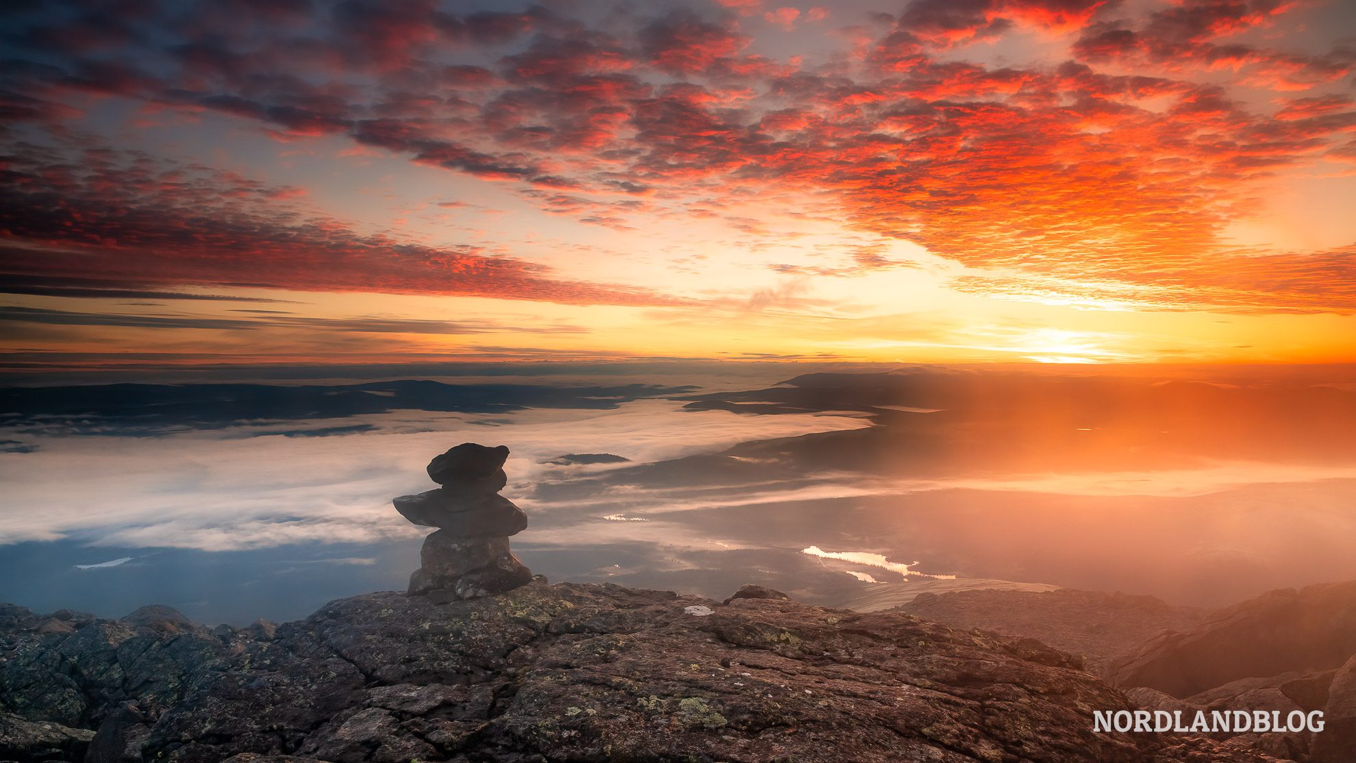 Sonnenaufgang Gipfelpyramide Tronfjellet Norwegen
