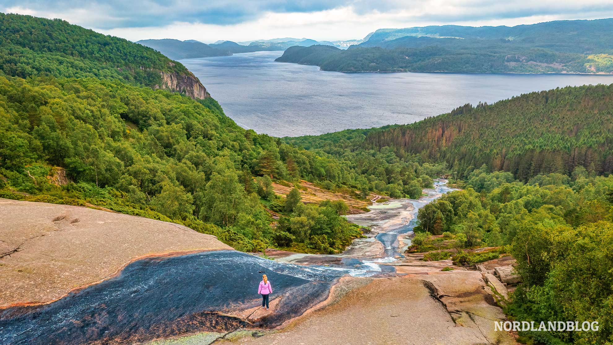 Wasserfall Skrelia Nordsjoevegen Nordseestrasse Nordsee Norwegen