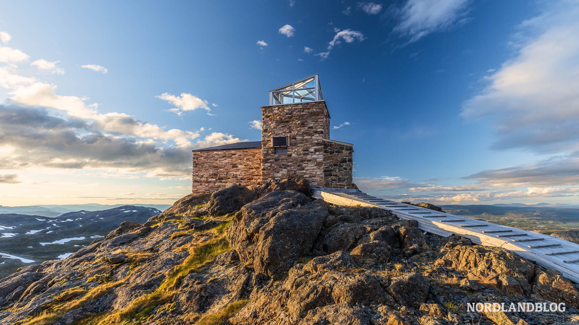 DNT Schutzhuette Steinhaus Haldde Haldetoppen Nordlichtobservatorium Alta Norwegen Finnmark