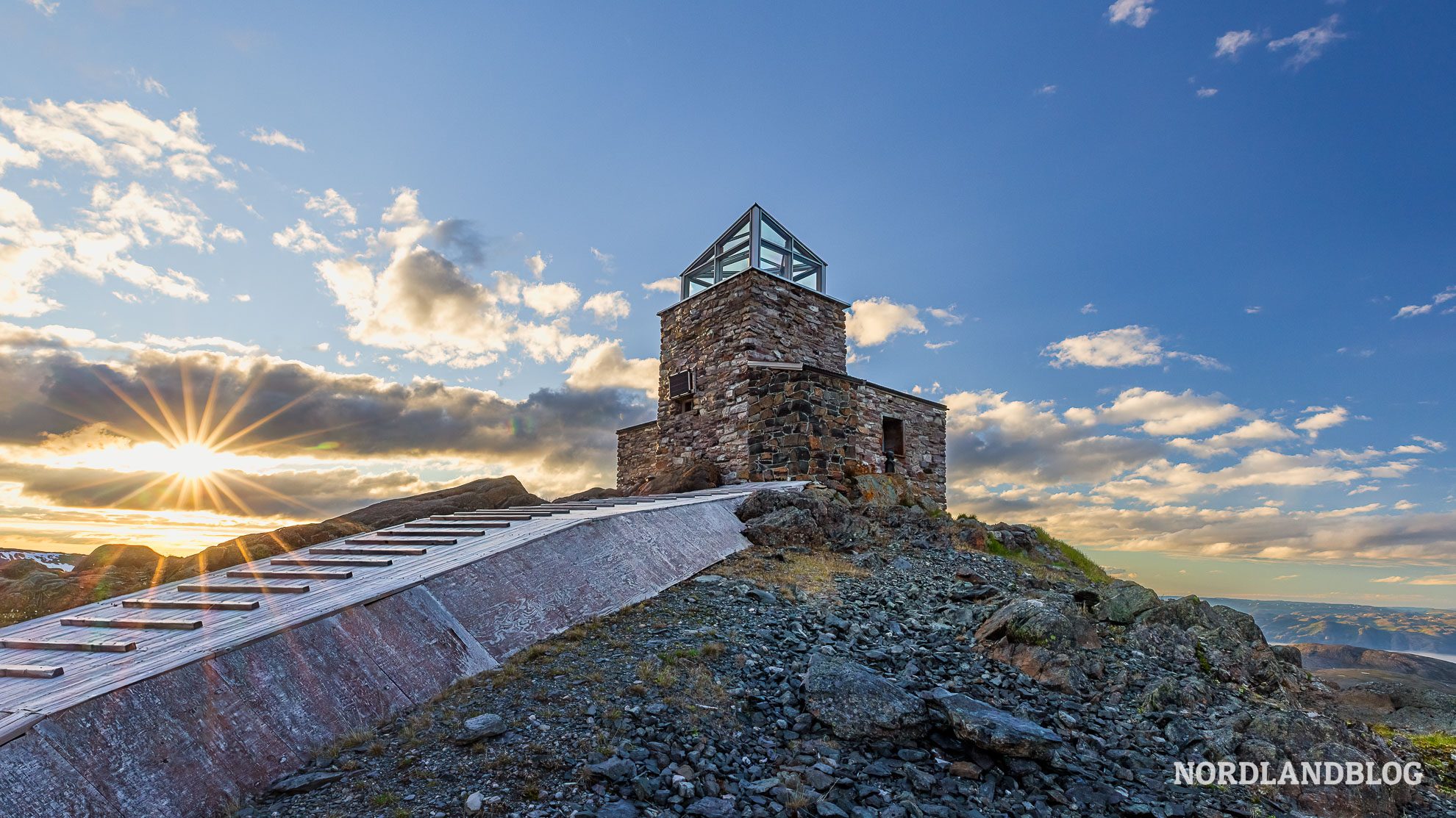 DNT Schutzhuette Ziel Wanderung Haldde Haldetoppen Nordlichtobservatorium Alta Norwegen Finnmark