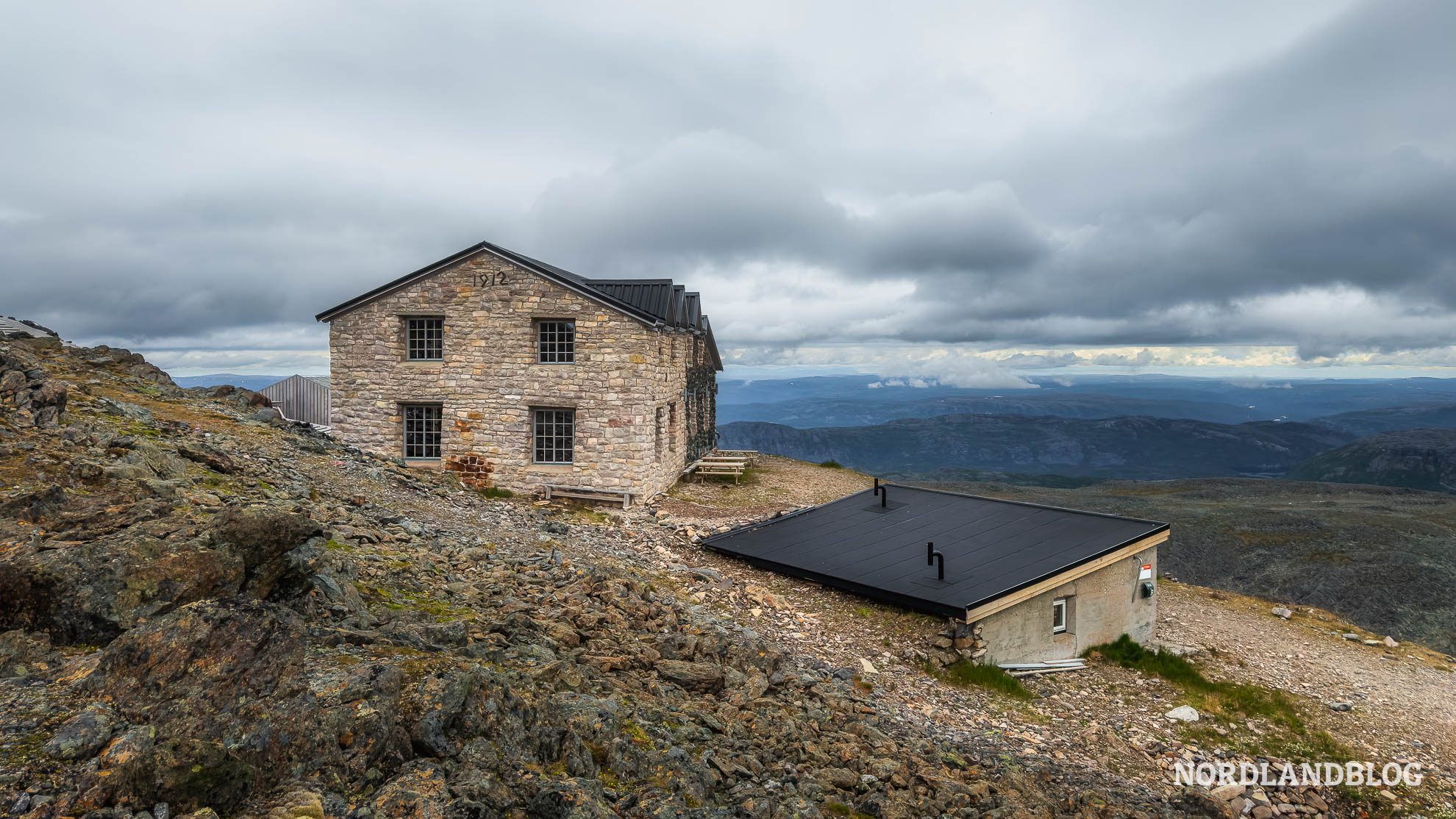 Wohnhaus und Huette Haldetoppen Nordlichtobservatorium Alta Norwegen Finnmark