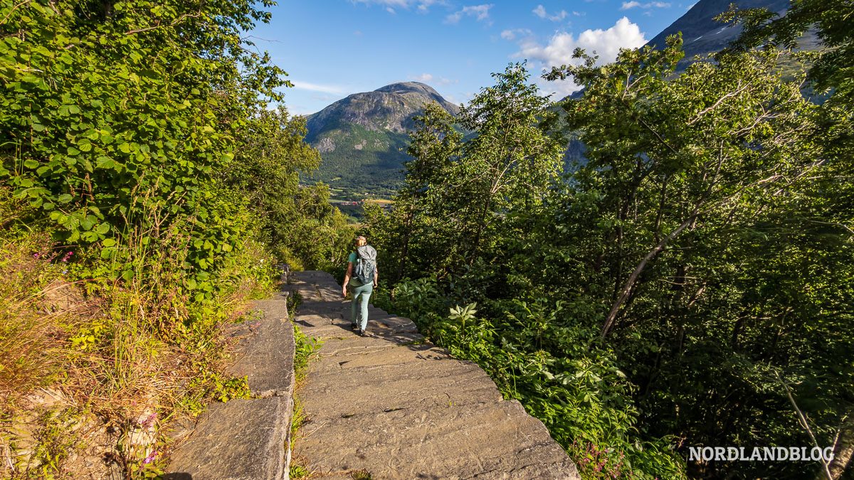 Conny beim Abstieg am Wasserfall Vinnufossen Vinnutrappa Sunndalen Norwegen