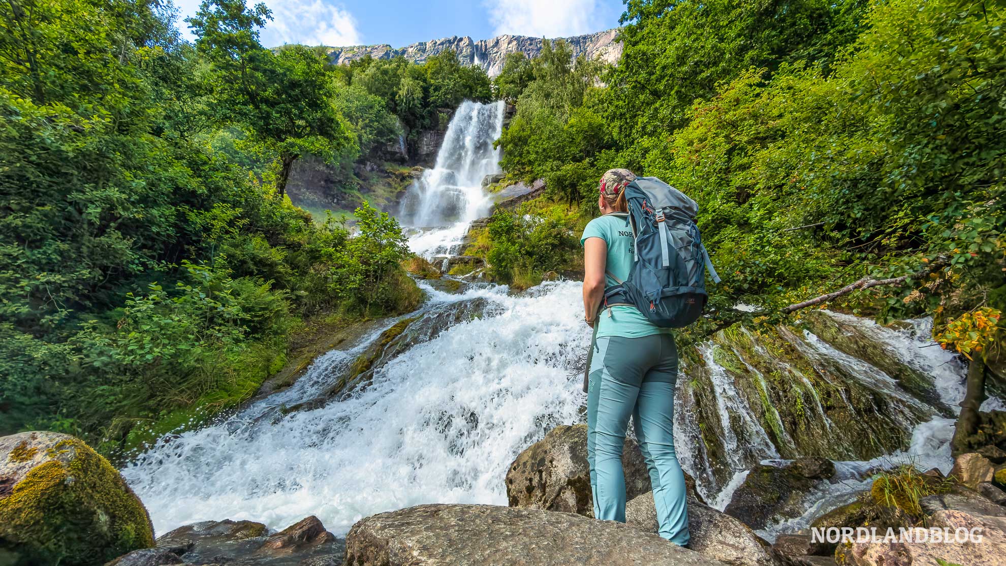 Conny vor dem Wasserfall Vinnufossen im Sunndalen (Norwegen)