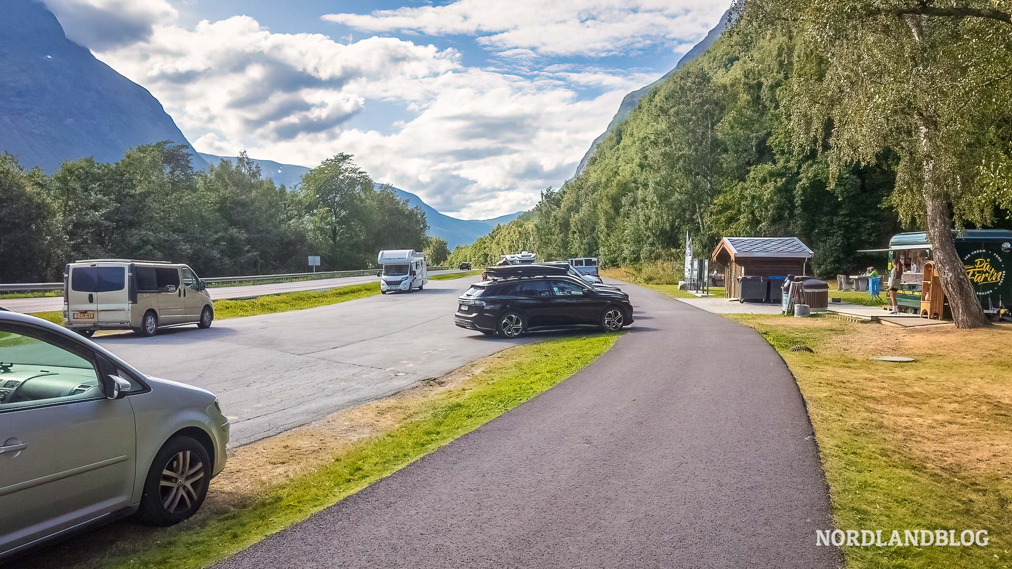 Parkplatz am Wasserfall Vinnufossen an der Vinnutrappa in Norwegen