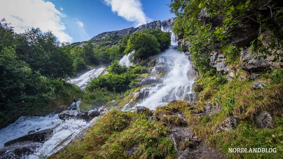 Wassermassen am Wasserfall Vinnufossen Vinnutrappa Sunndalen Norwegen