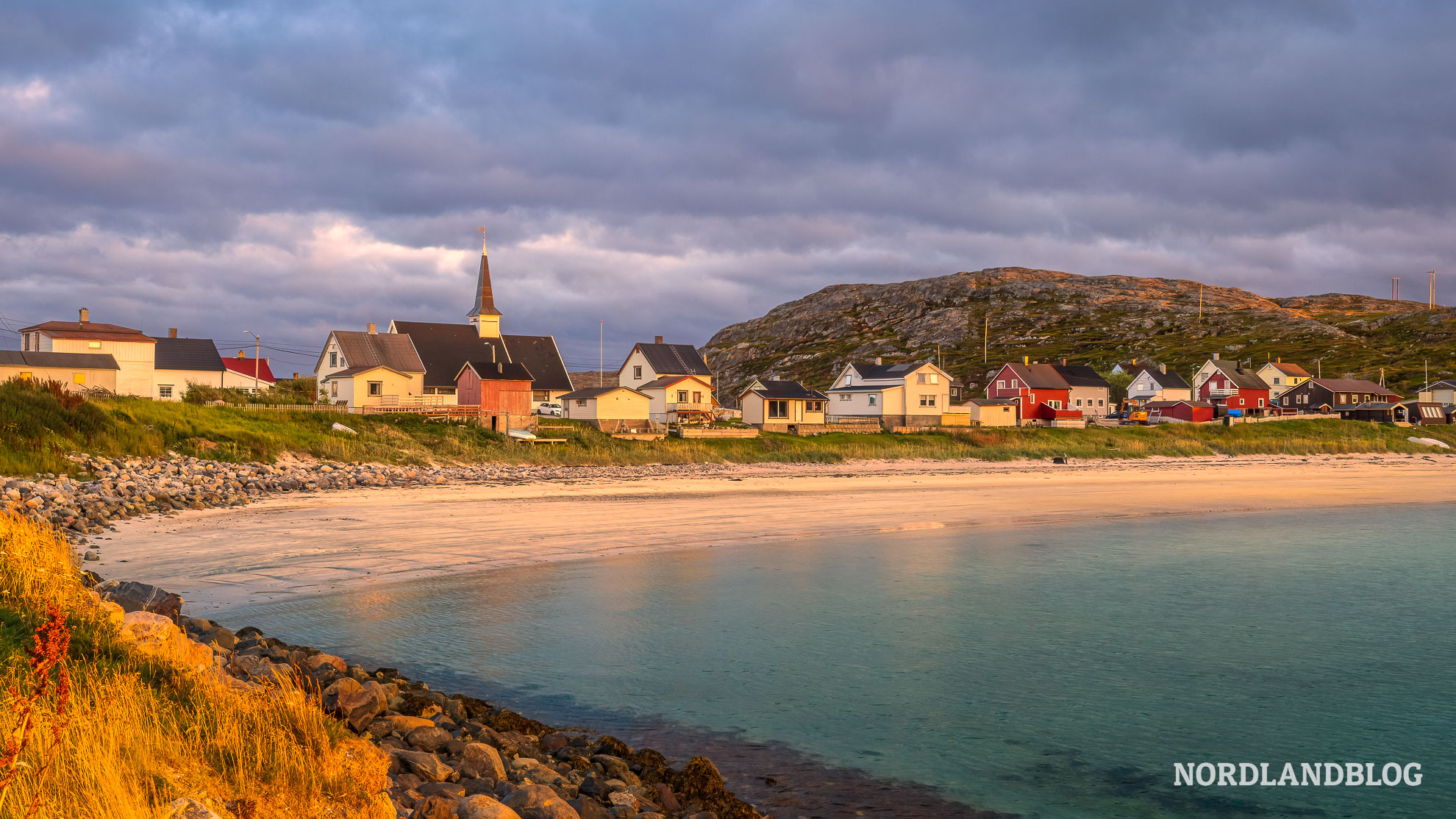 Abendstimmung Strand Bugoynes Finnmark Nordnorwegen