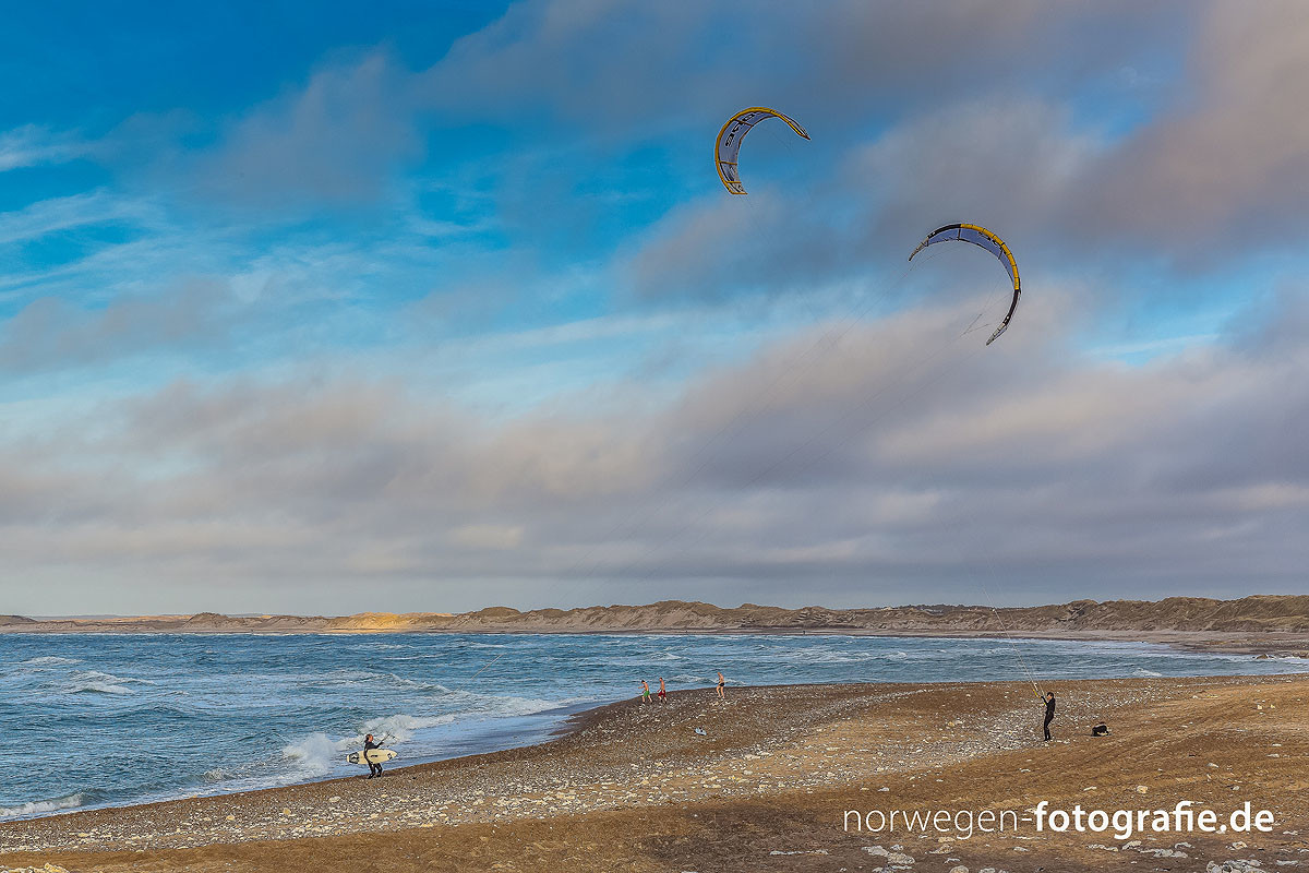 Kite-Surfer am Strand in Dänemark.