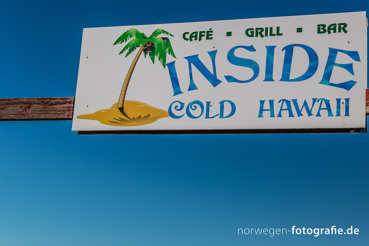 Eine Fotografie vom Schild des Suerferparadies Klitmøller - das Cold Hawaii von Dänemark.