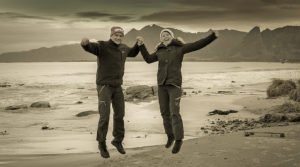 Motiv mit Conny und Sirko an einem Strand auf den Lofoten (Norwegen)